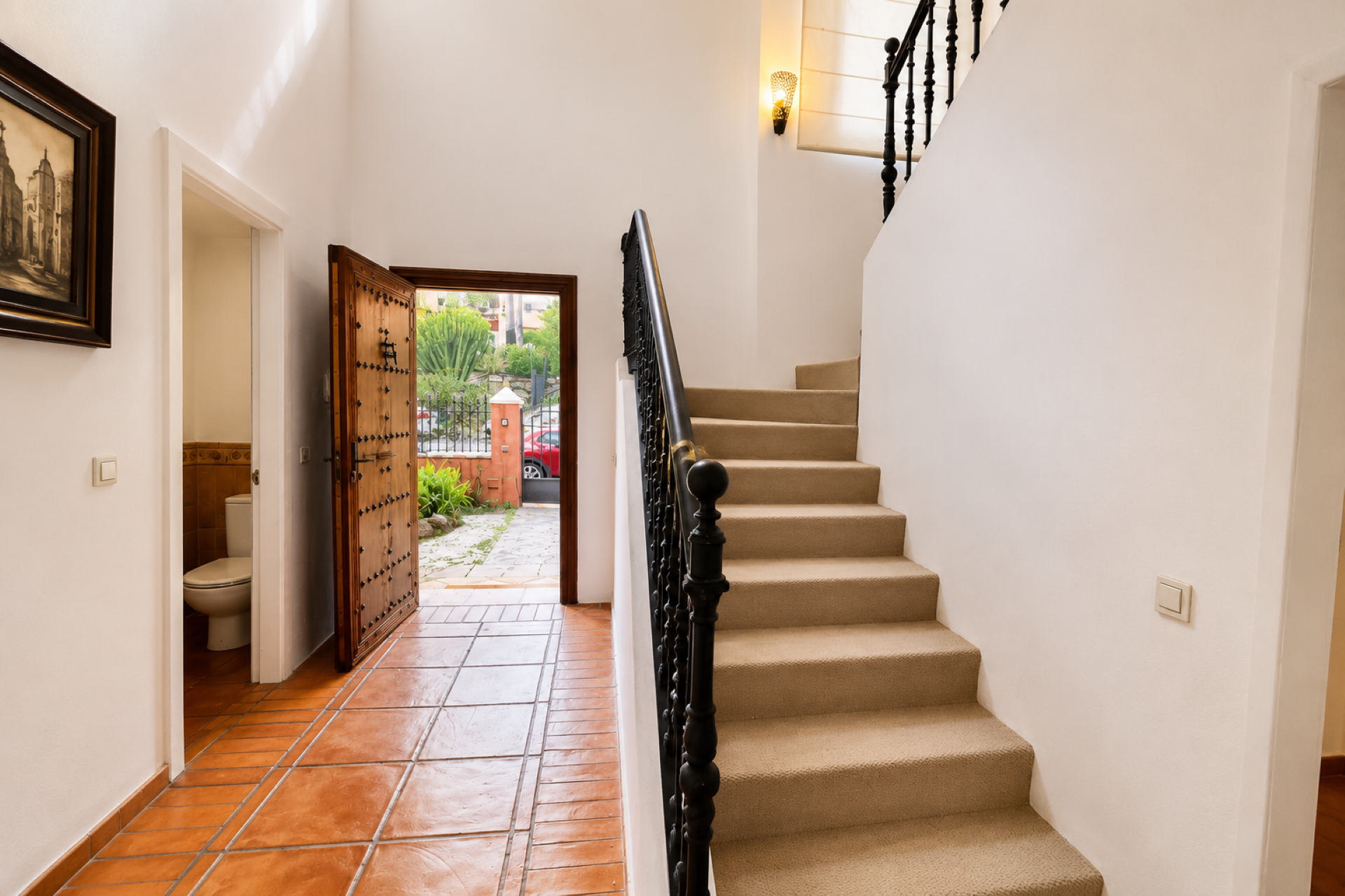 Elegant 6 bedroom villa on expansive plot in La Alzambra, Nueva Andalucia