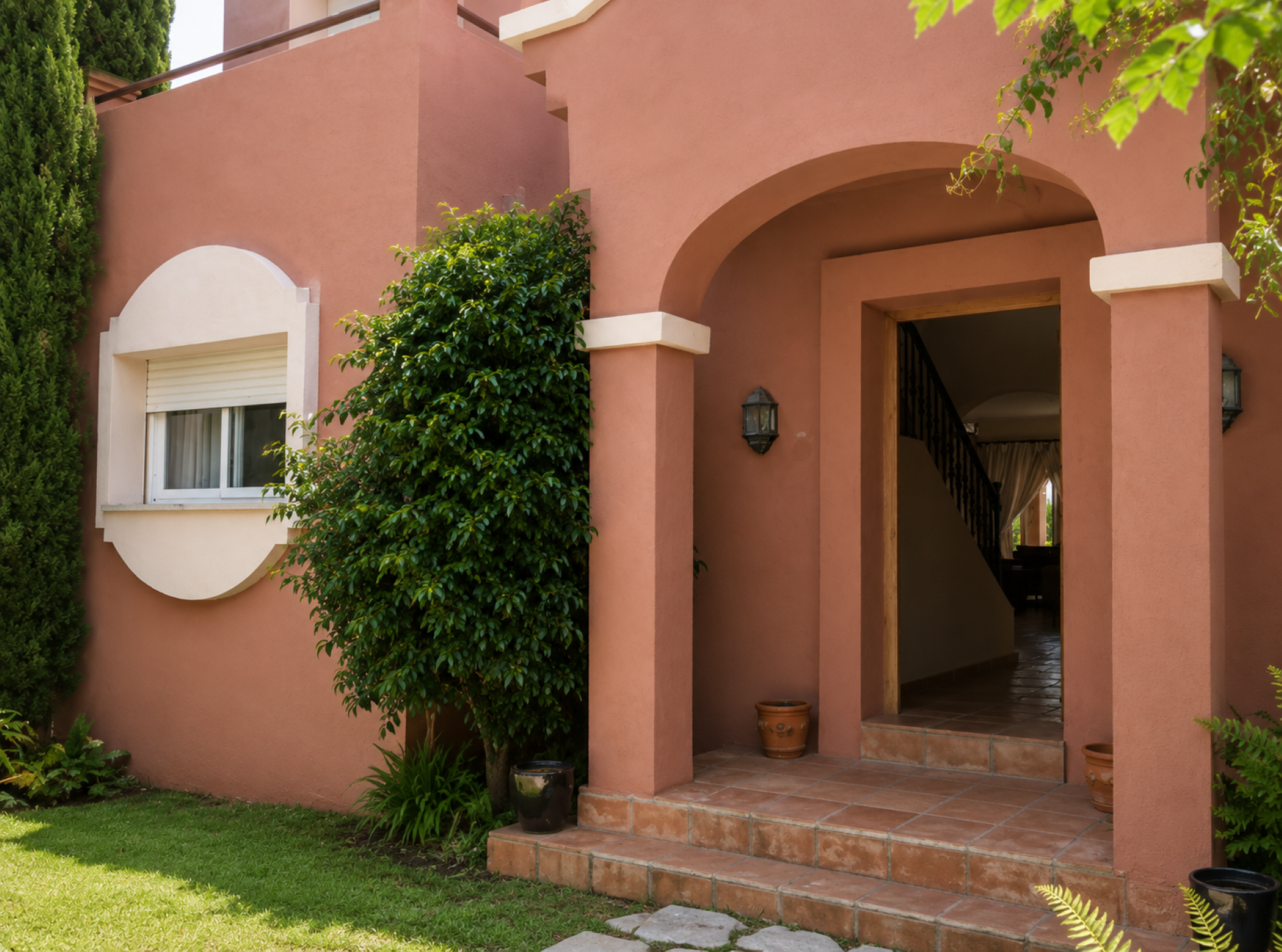 Elegant 6 bedroom villa on expansive plot in La Alzambra, Nueva Andalucia