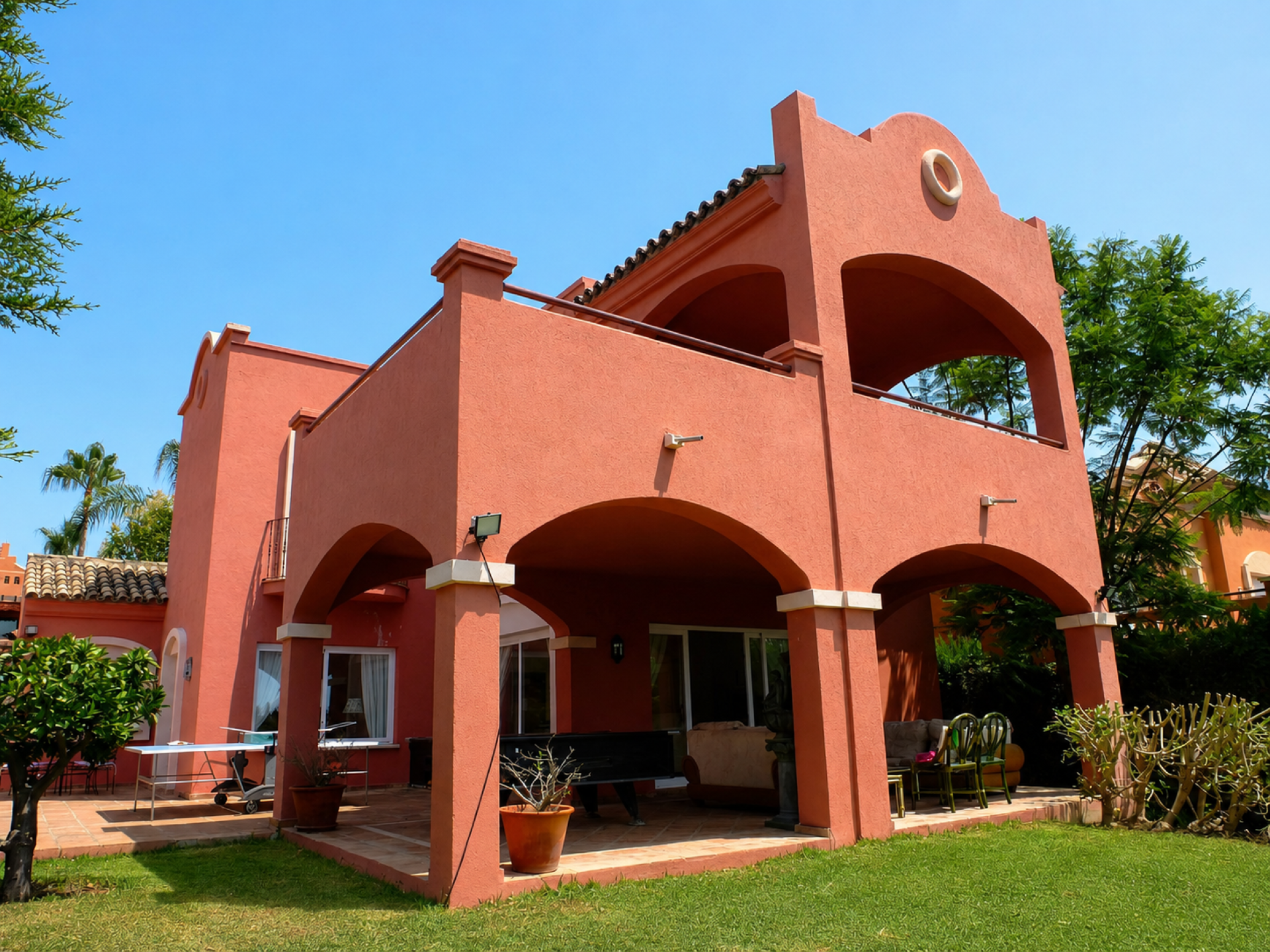 Elegant 6 bedroom villa on expansive plot in La Alzambra, Nueva Andalucia