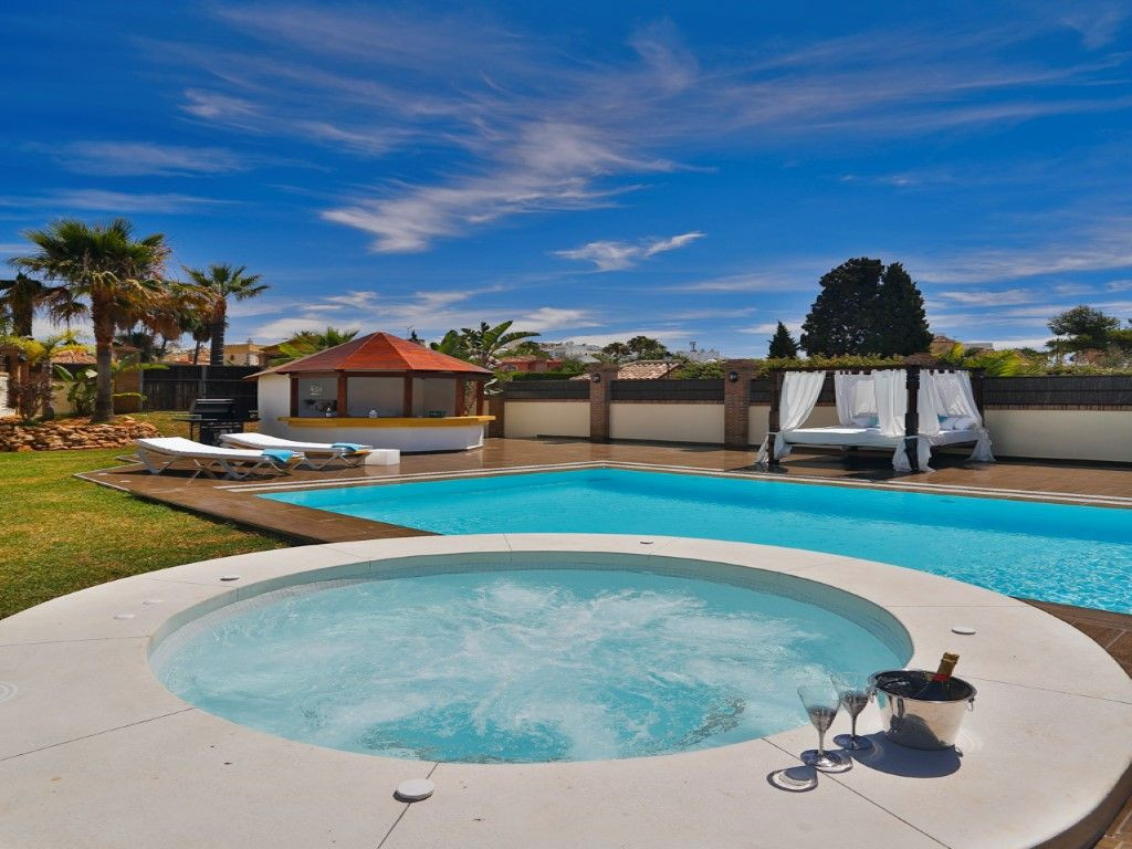 Andalucian beachside villa for rent on Marbellas Golden Mile