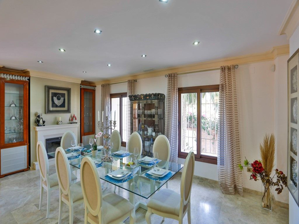 Andalucian beachside villa for rent on Marbellas Golden Mile