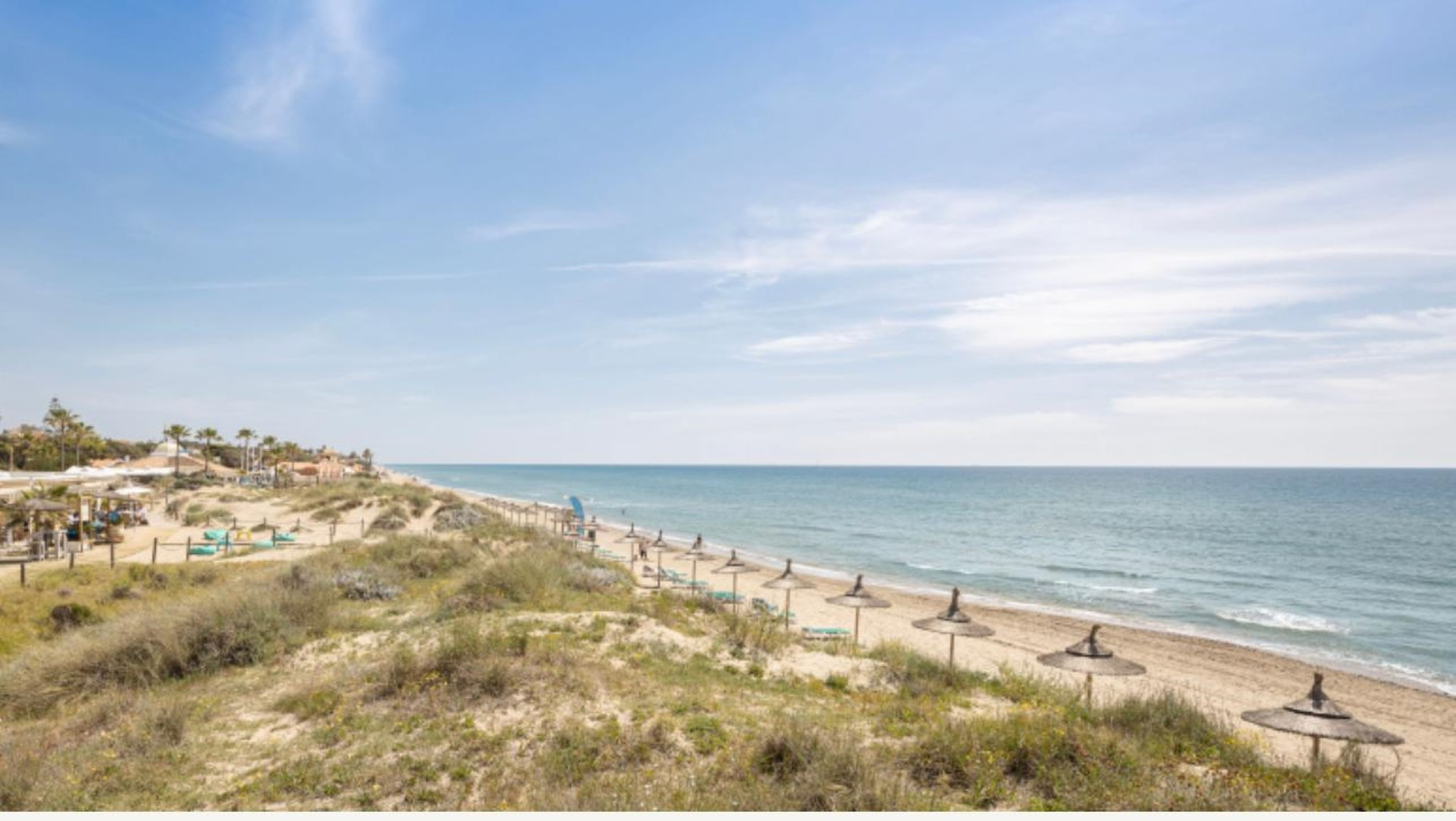 Impresionante villa de 5 dormitorios en primera línea de playa al este de Marbella ciudad