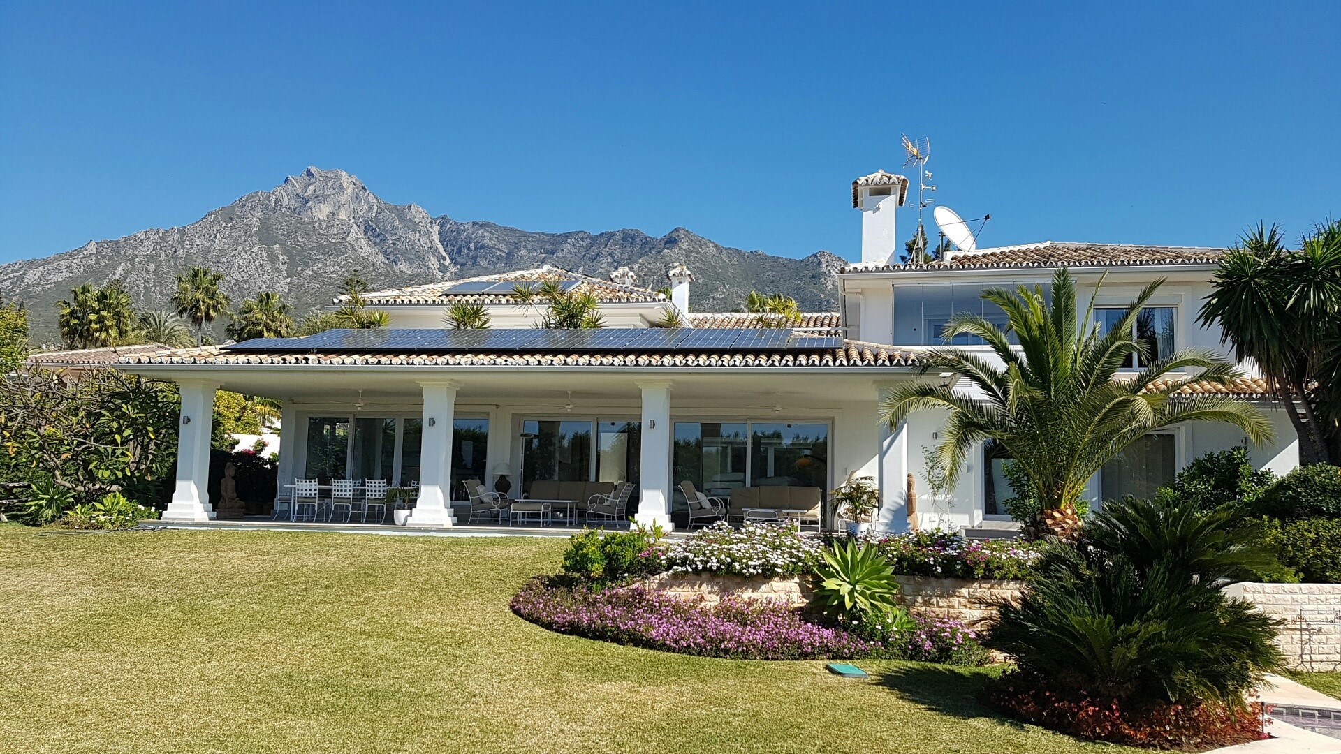 Stylish family villa with extensive gardens located in Rocio Nagüeles