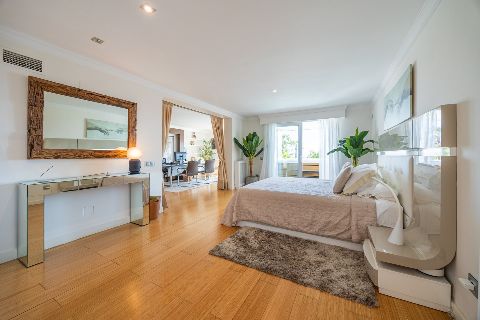 Elegante chalet familiar con amplios jardines situado en Rocio Nagüeles