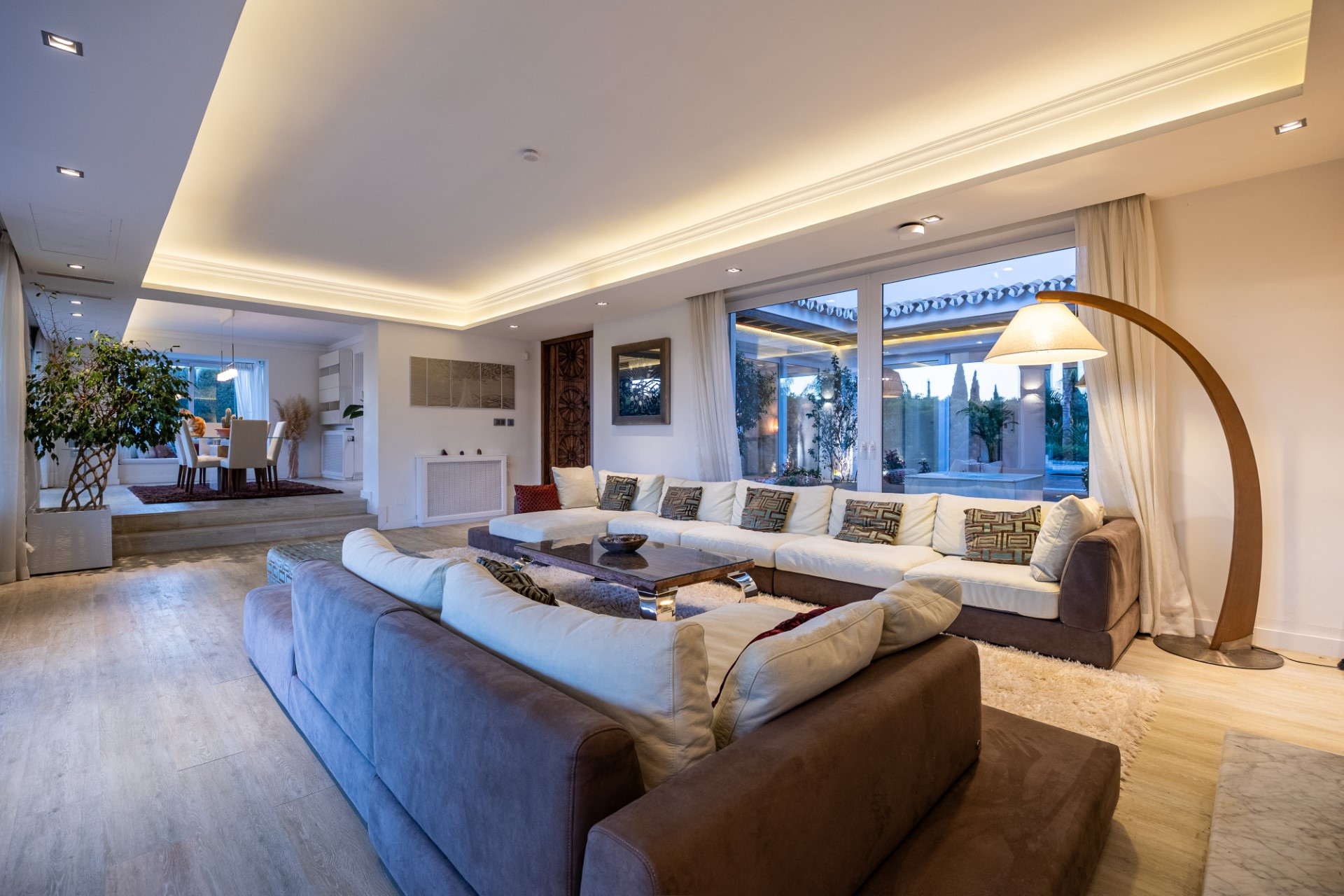 Elegante chalet familiar con amplios jardines situado en Rocio Nagüeles