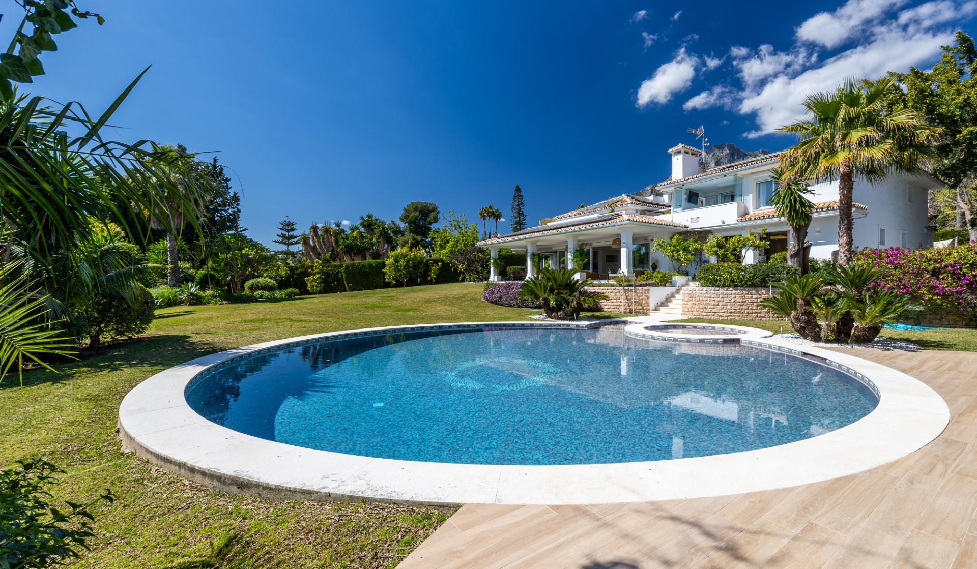 Elegante chalet familiar con amplios jardines situado en Rocio Nagüeles