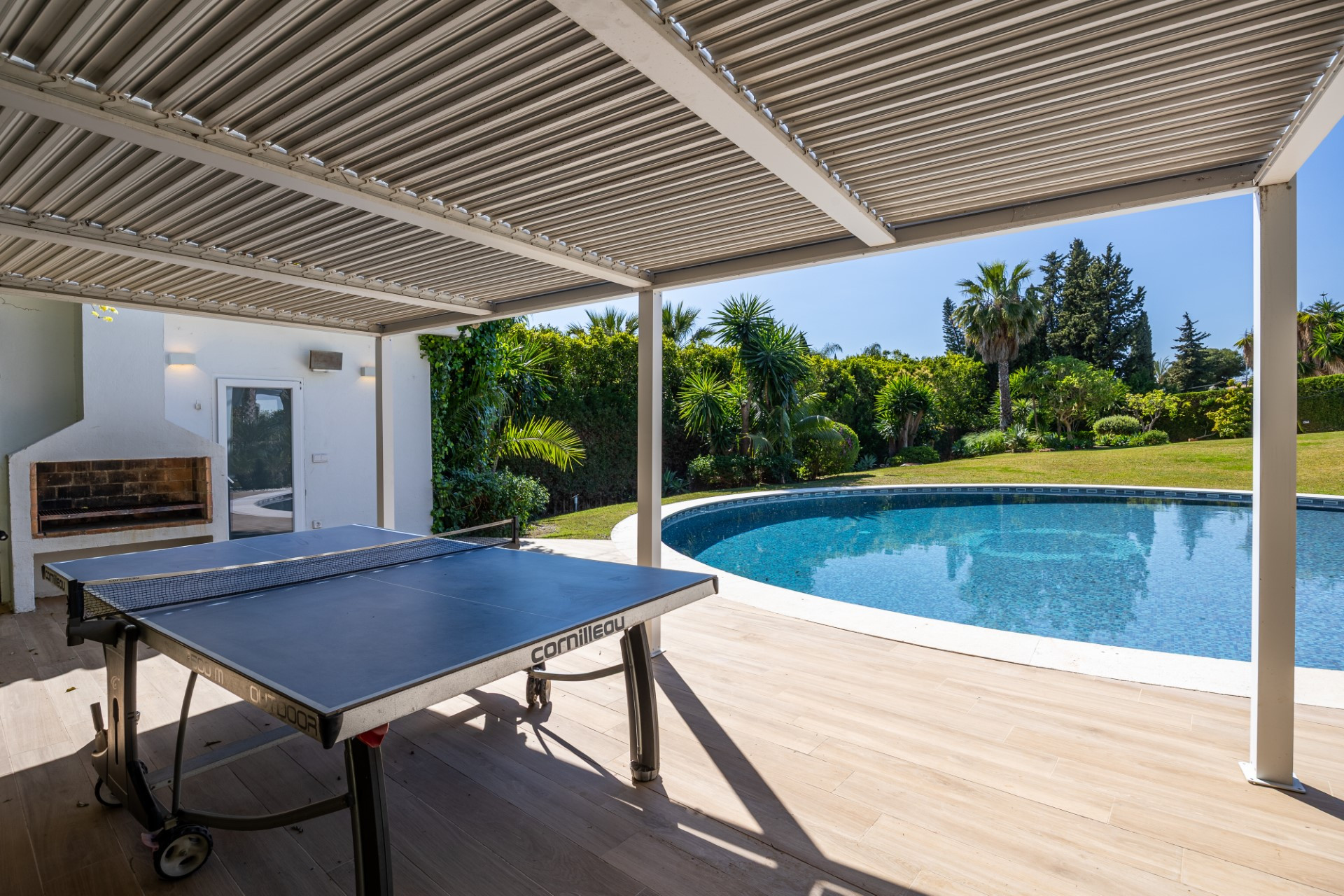 Elegante chalet familiar con amplios jardines situado en Rocio Nagüeles