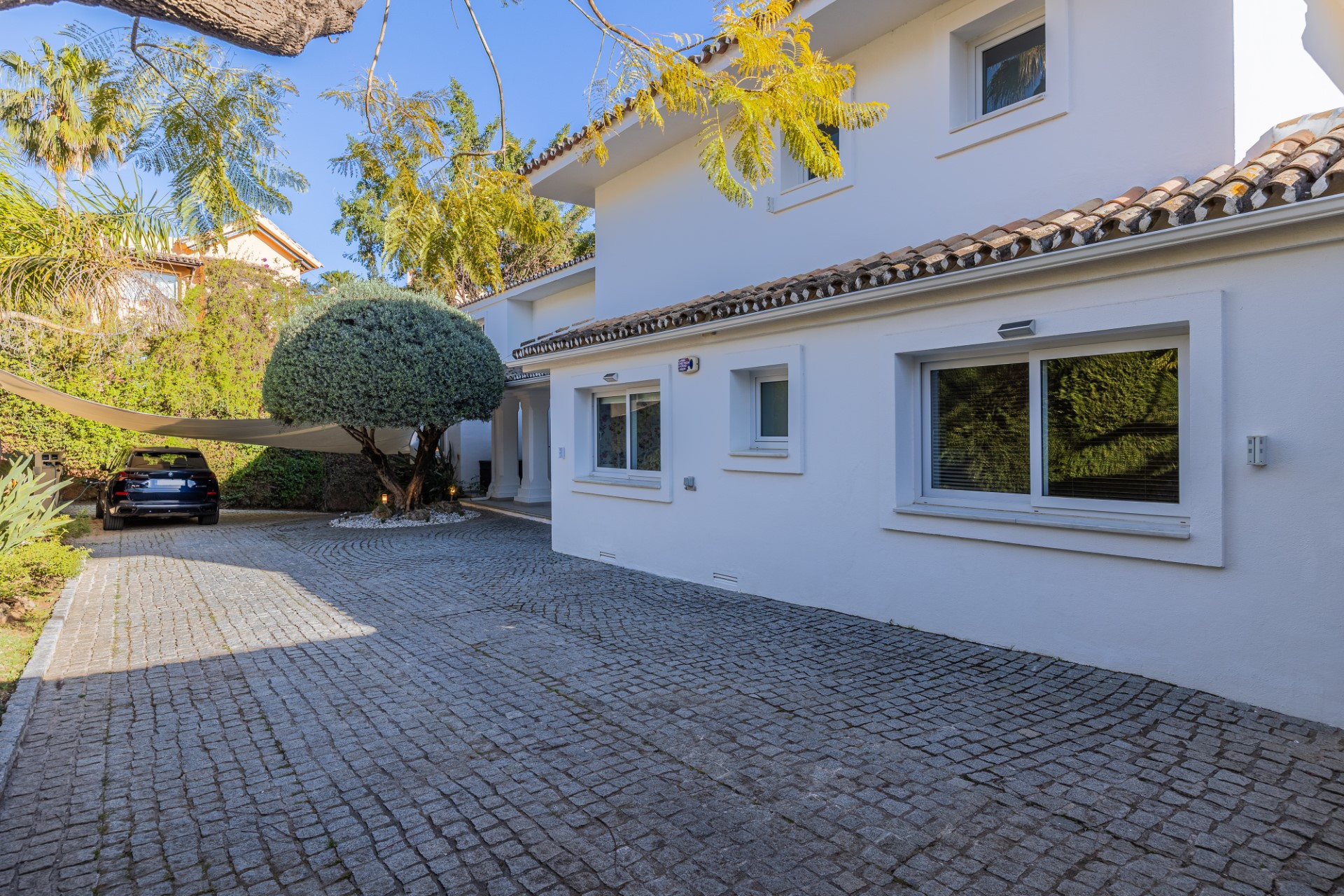 Elegante chalet familiar con amplios jardines situado en Rocio Nagüeles