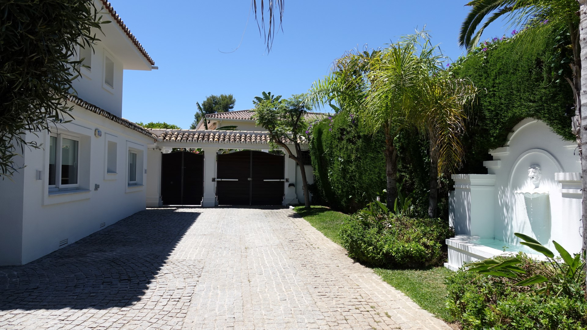 Stylish family villa with extensive gardens located in Rocio Nagüeles