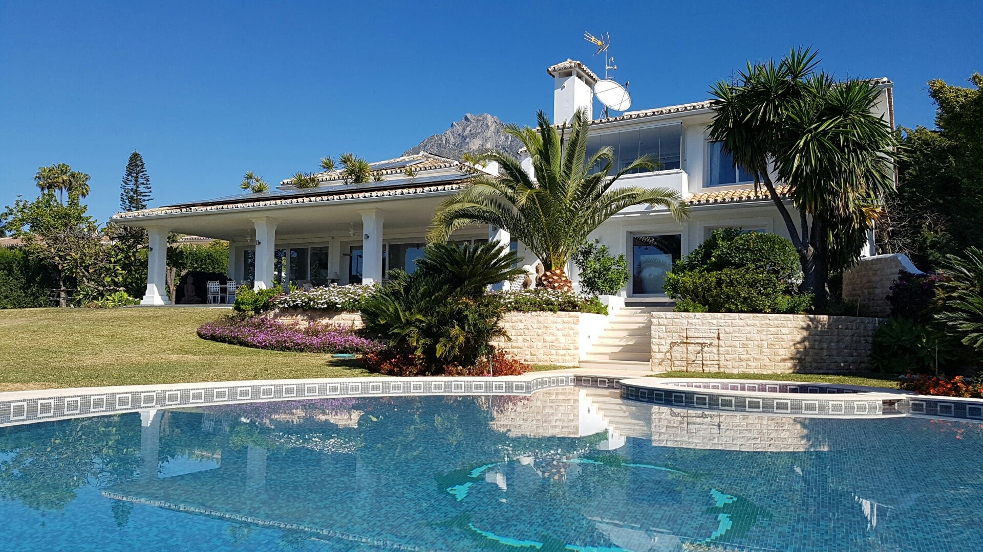 Stylish family villa with extensive gardens located in Rocio Nagüeles