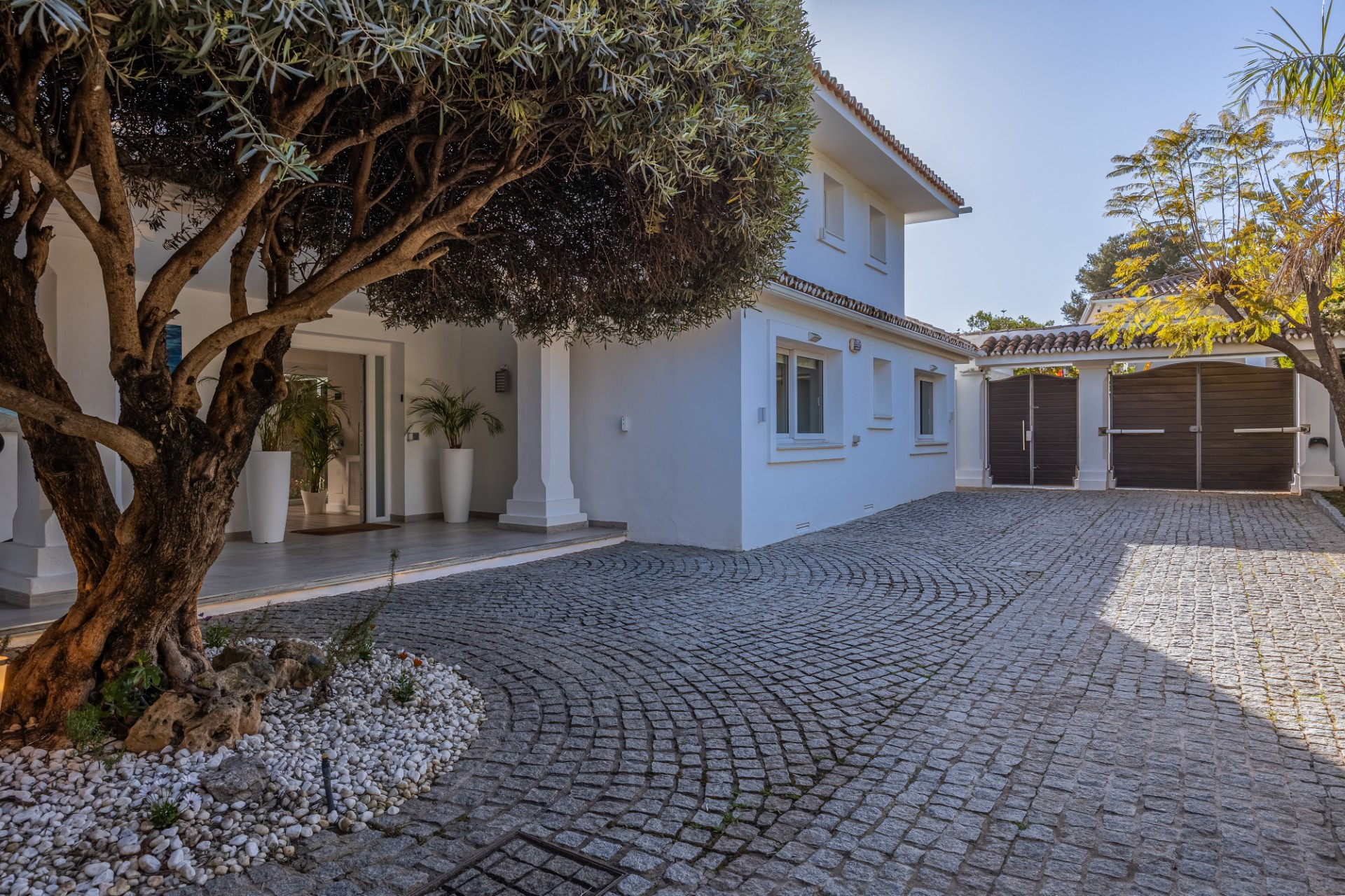 Elegante chalet familiar con amplios jardines situado en Rocio Nagüeles