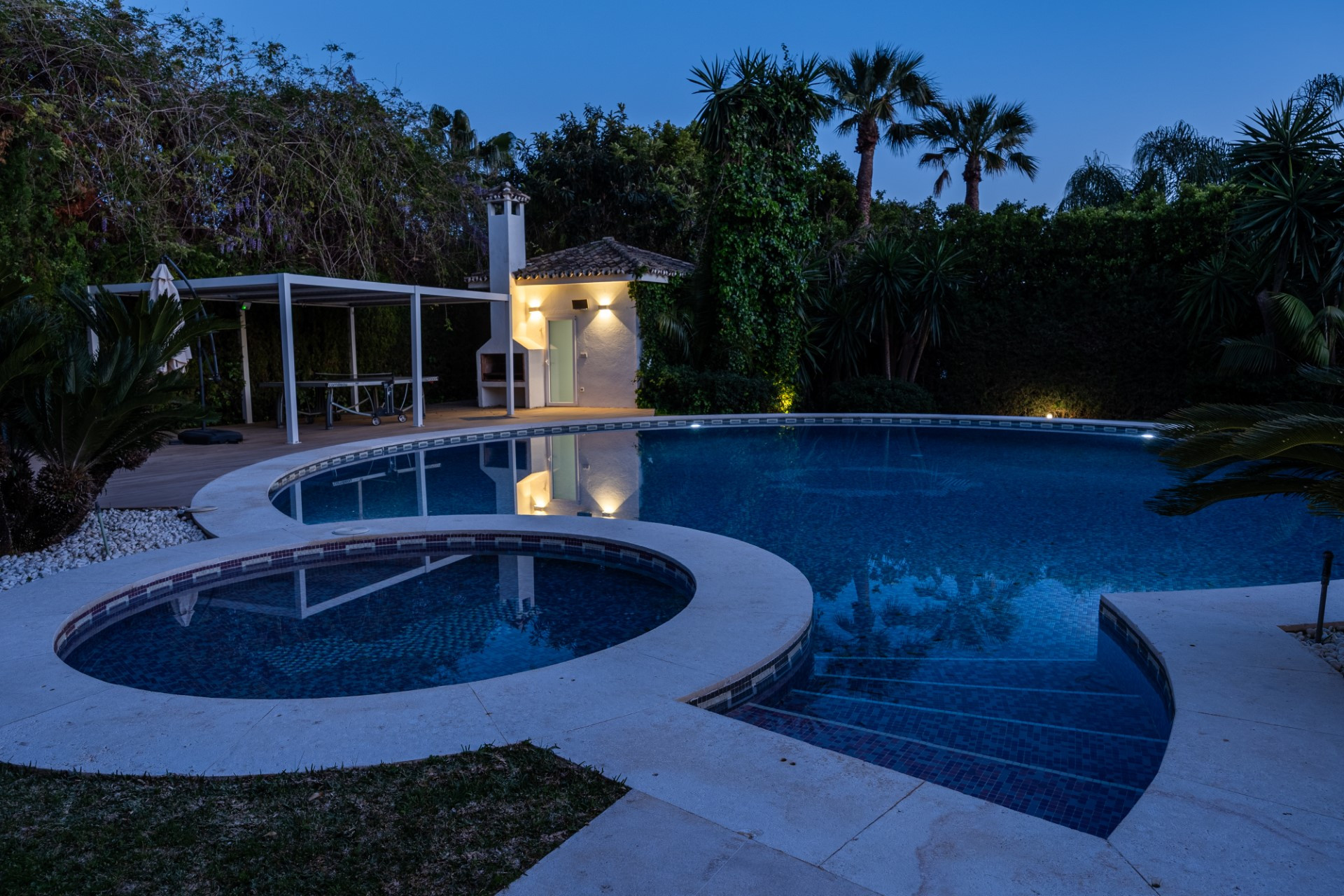 Elegante chalet familiar con amplios jardines situado en Rocio Nagüeles