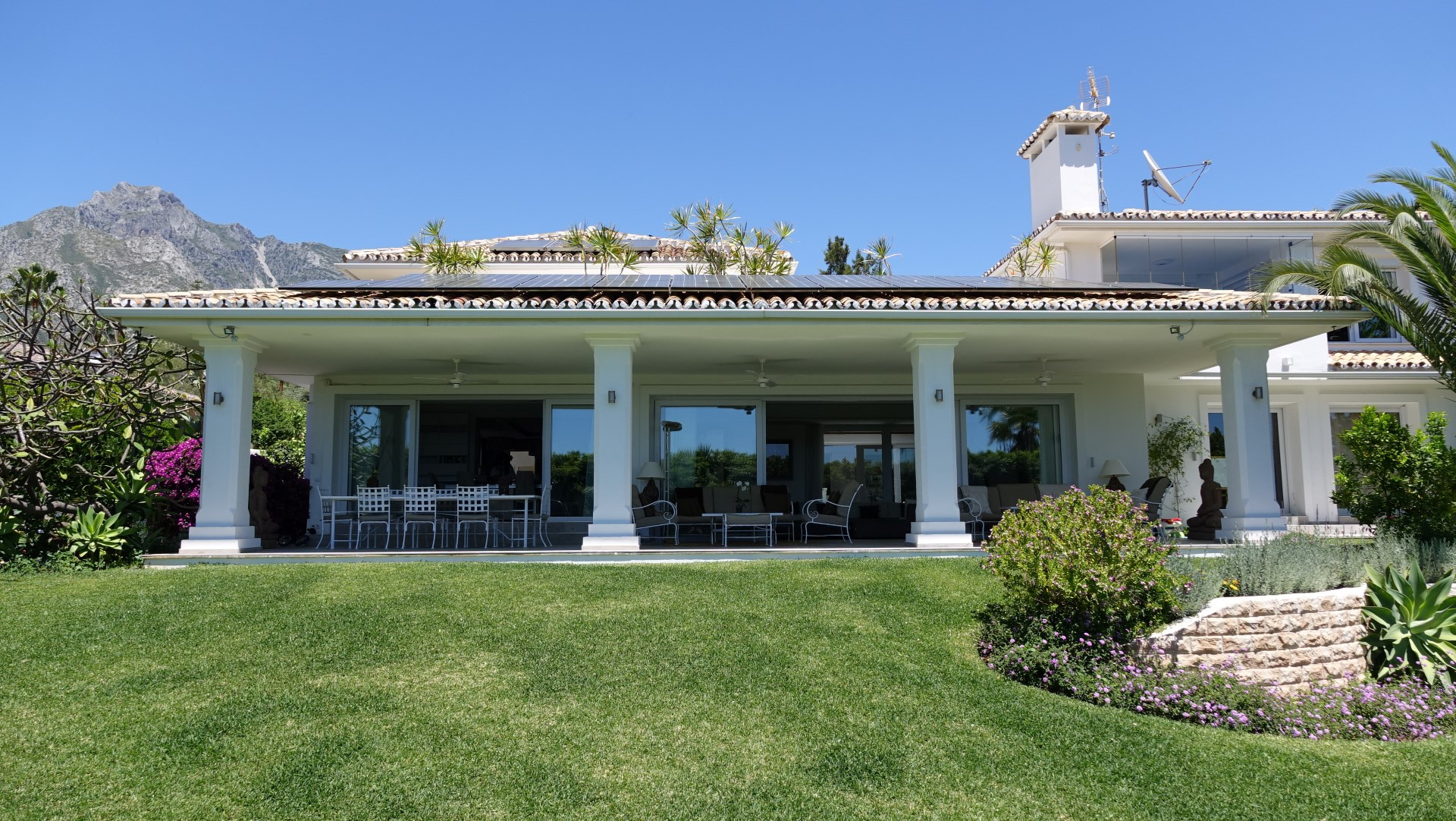 Stylish family villa with extensive gardens located in Rocio Nagüeles