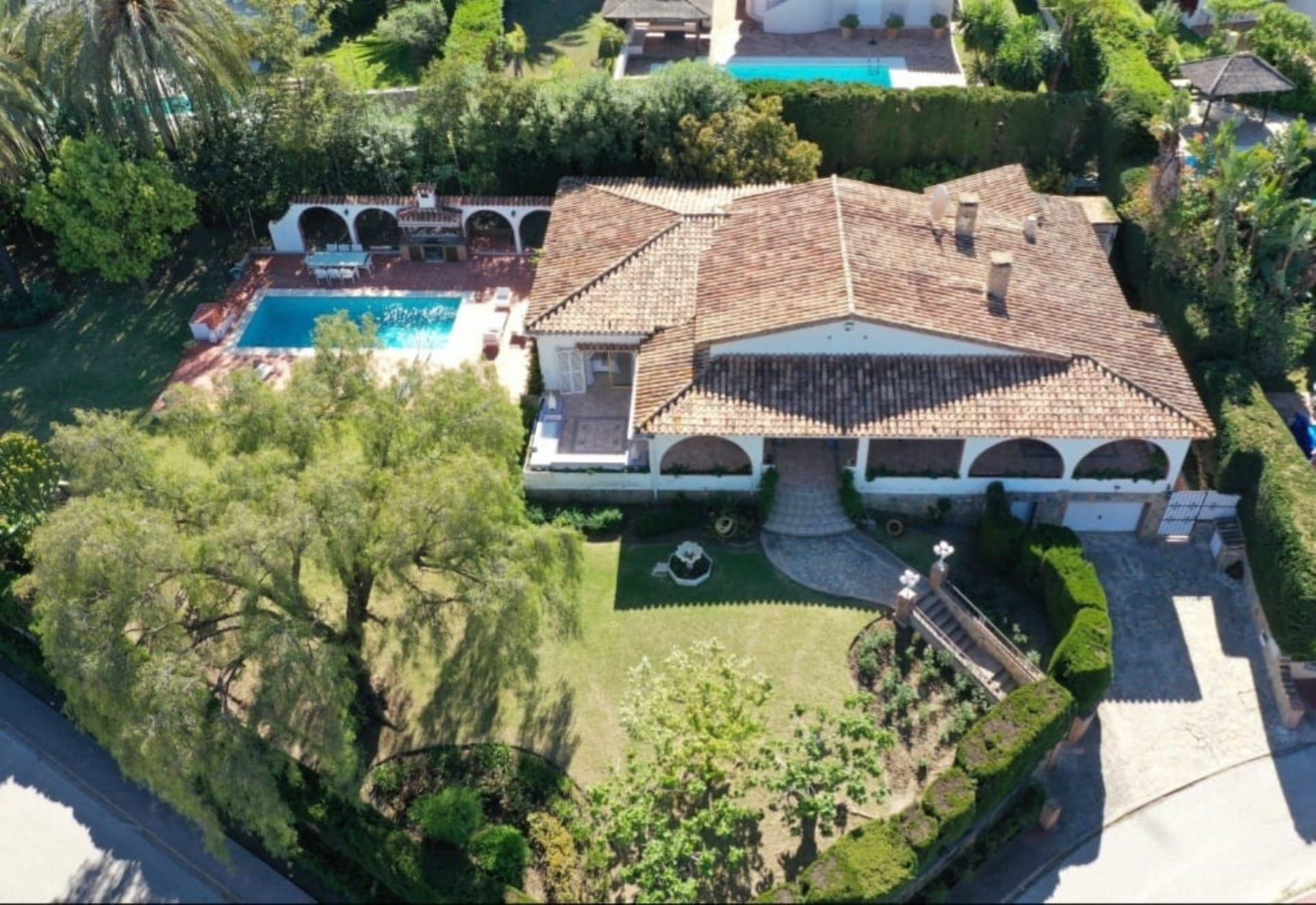 Large family villa boasting 4 bedrooms in the heart of Las Brisas with sea views