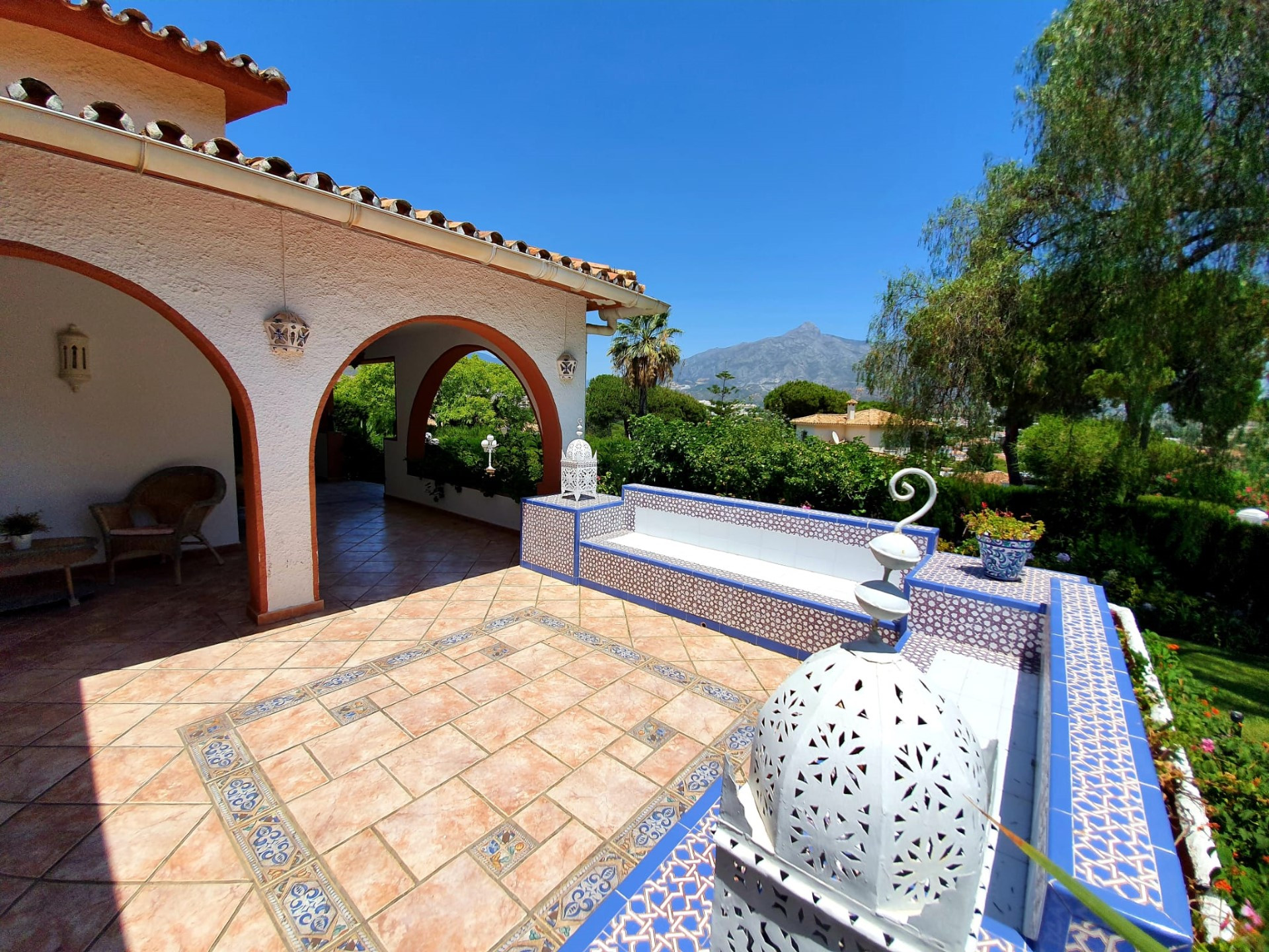 Large family villa boasting 4 bedrooms in the heart of Las Brisas with sea views