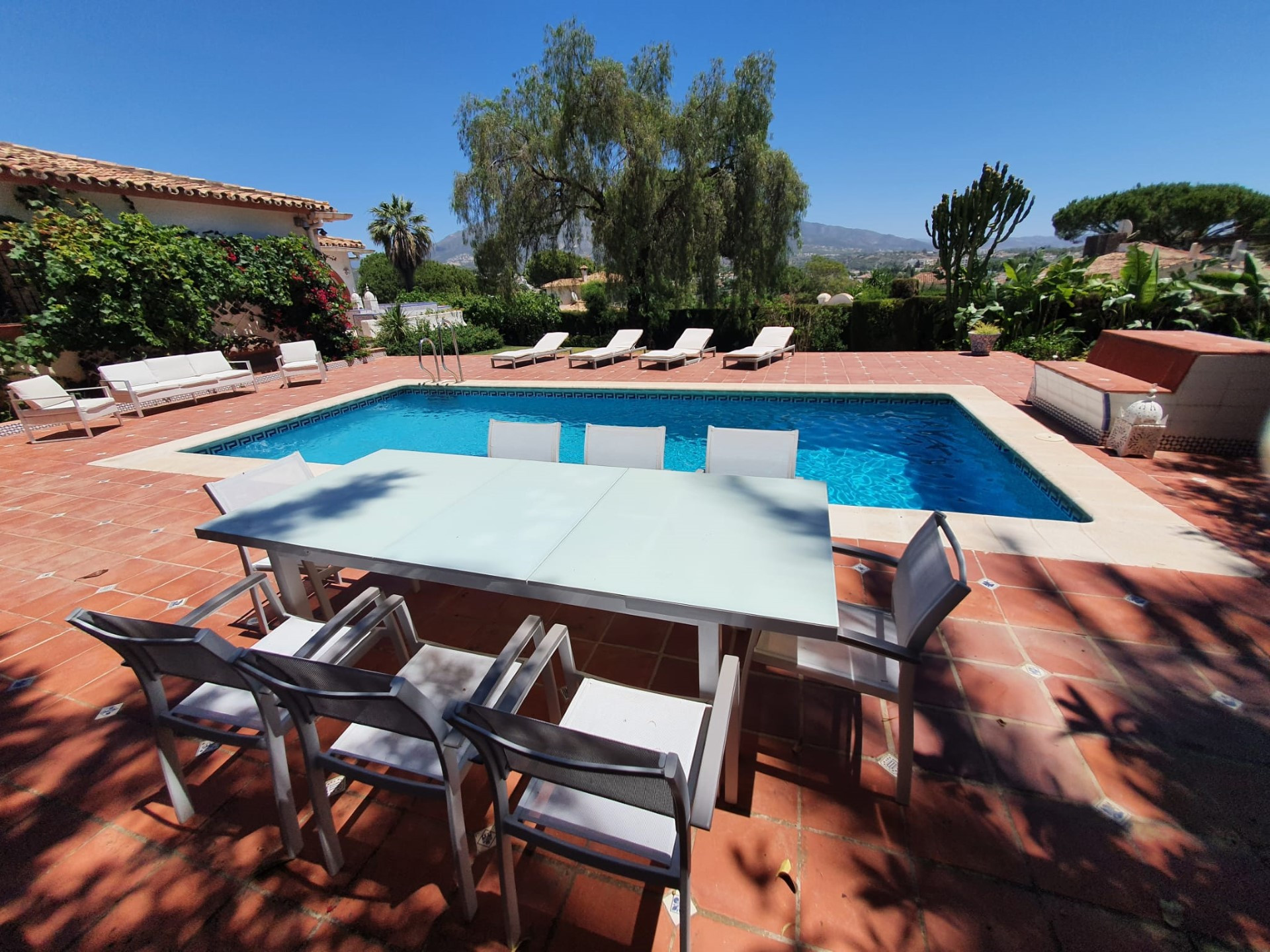 Large family villa boasting 4 bedrooms in the heart of Las Brisas with sea views