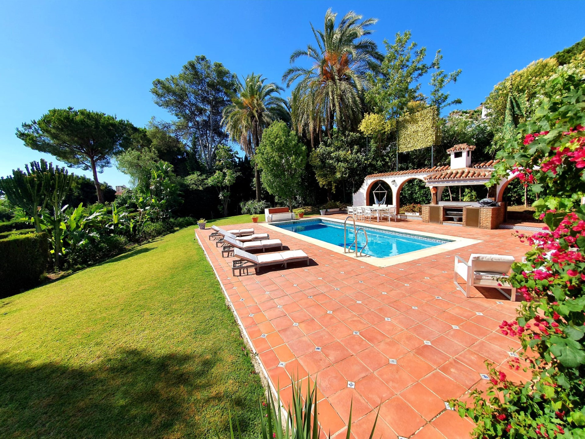 Large family villa boasting 4 bedrooms in the heart of Las Brisas with sea views