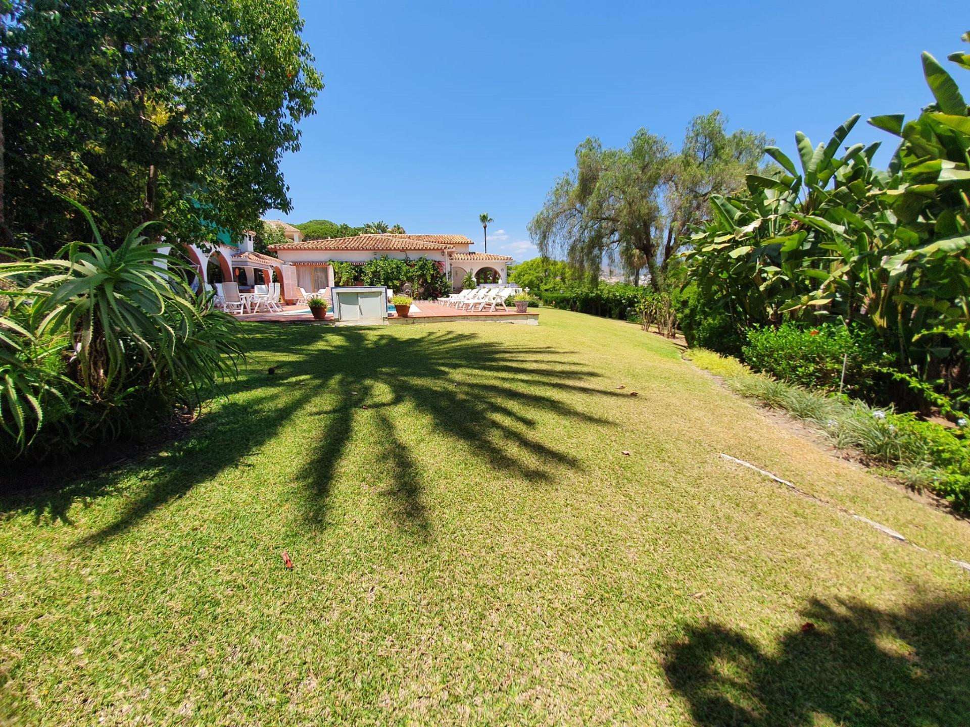 Gran villa familiar gozando de 4 dormitorios situada en el corazón de Las Brisas con vistas al mar 