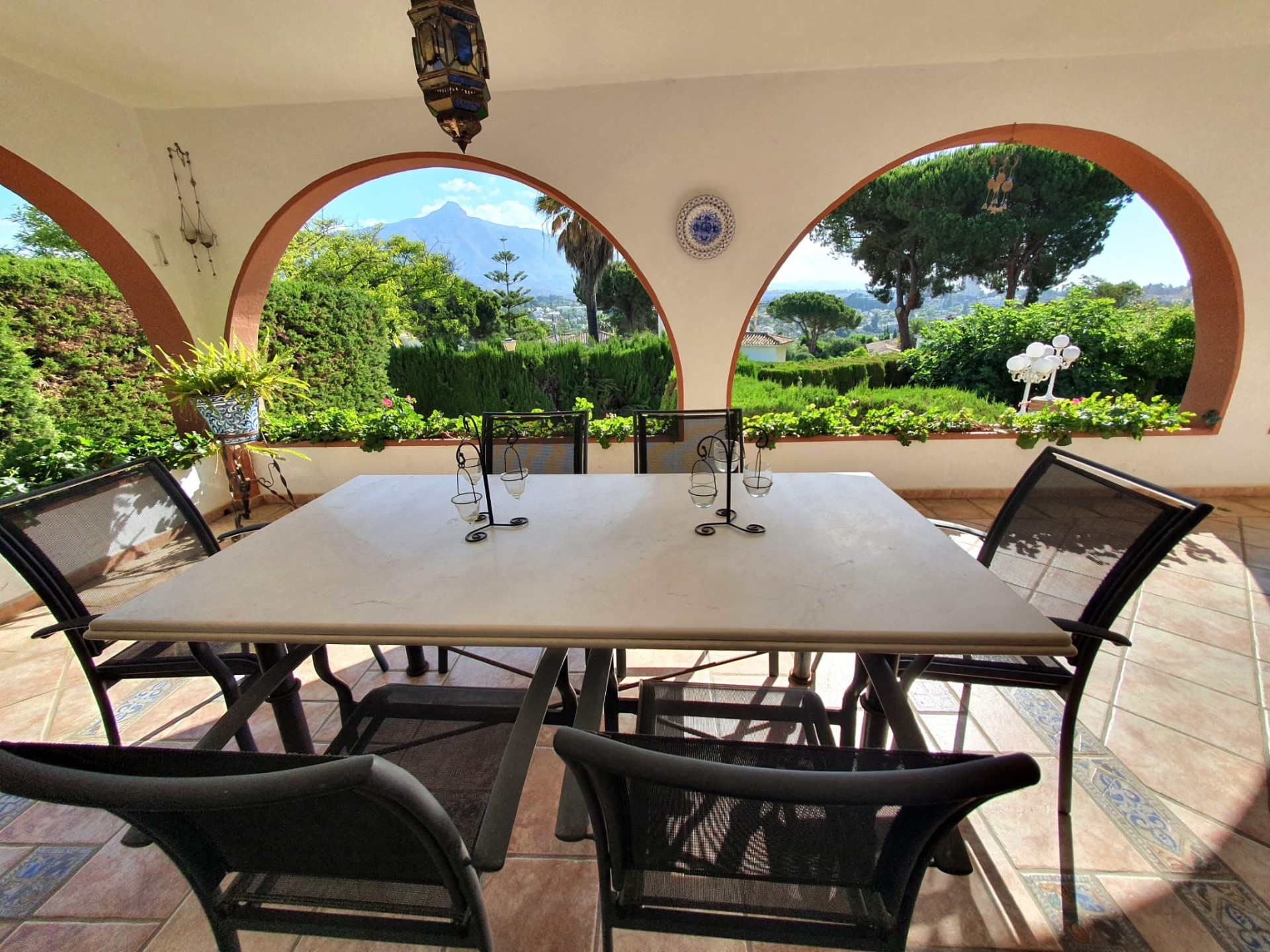 Large family villa boasting 4 bedrooms in the heart of Las Brisas with sea views