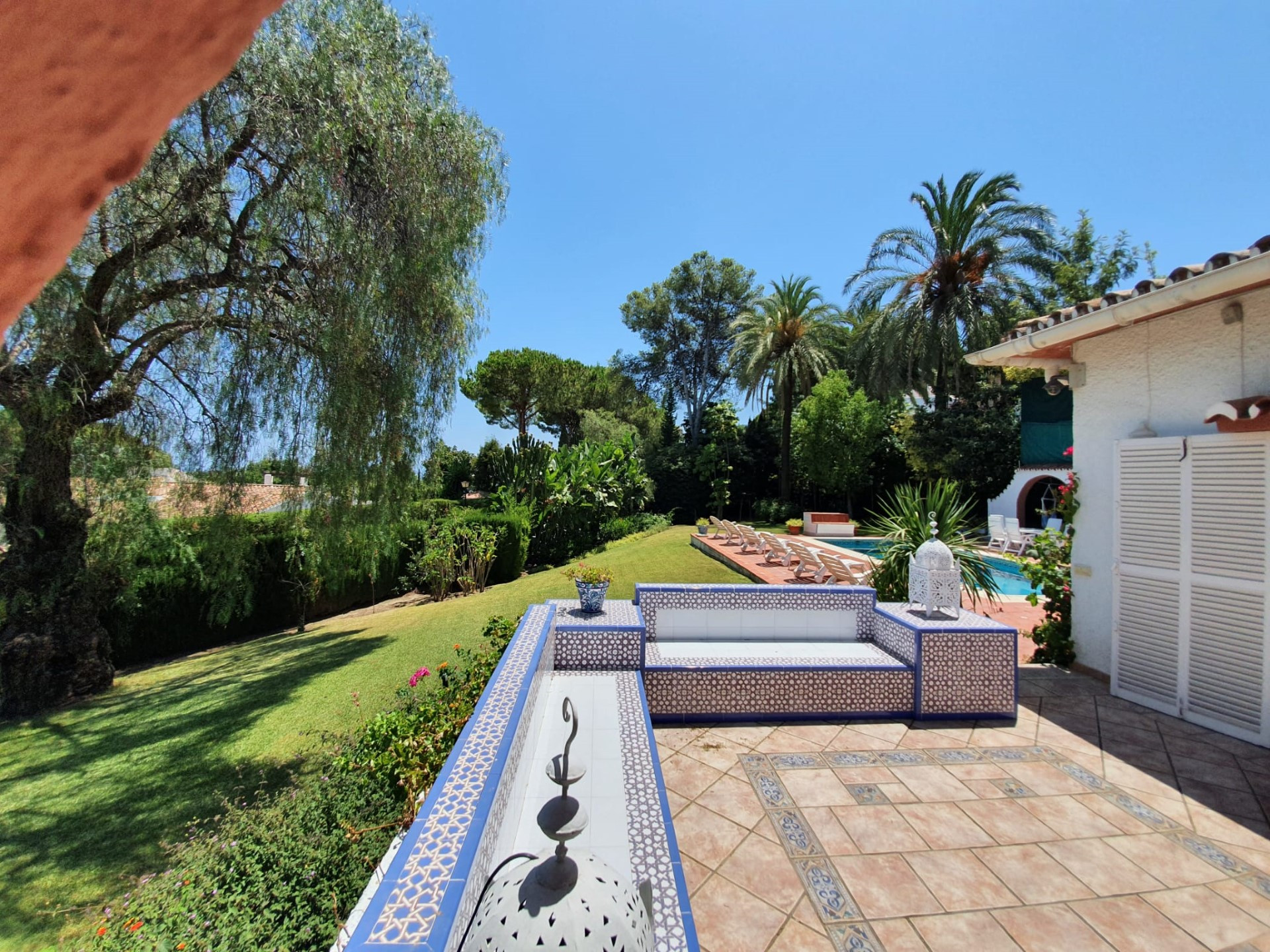 Large family villa boasting 4 bedrooms in the heart of Las Brisas with sea views