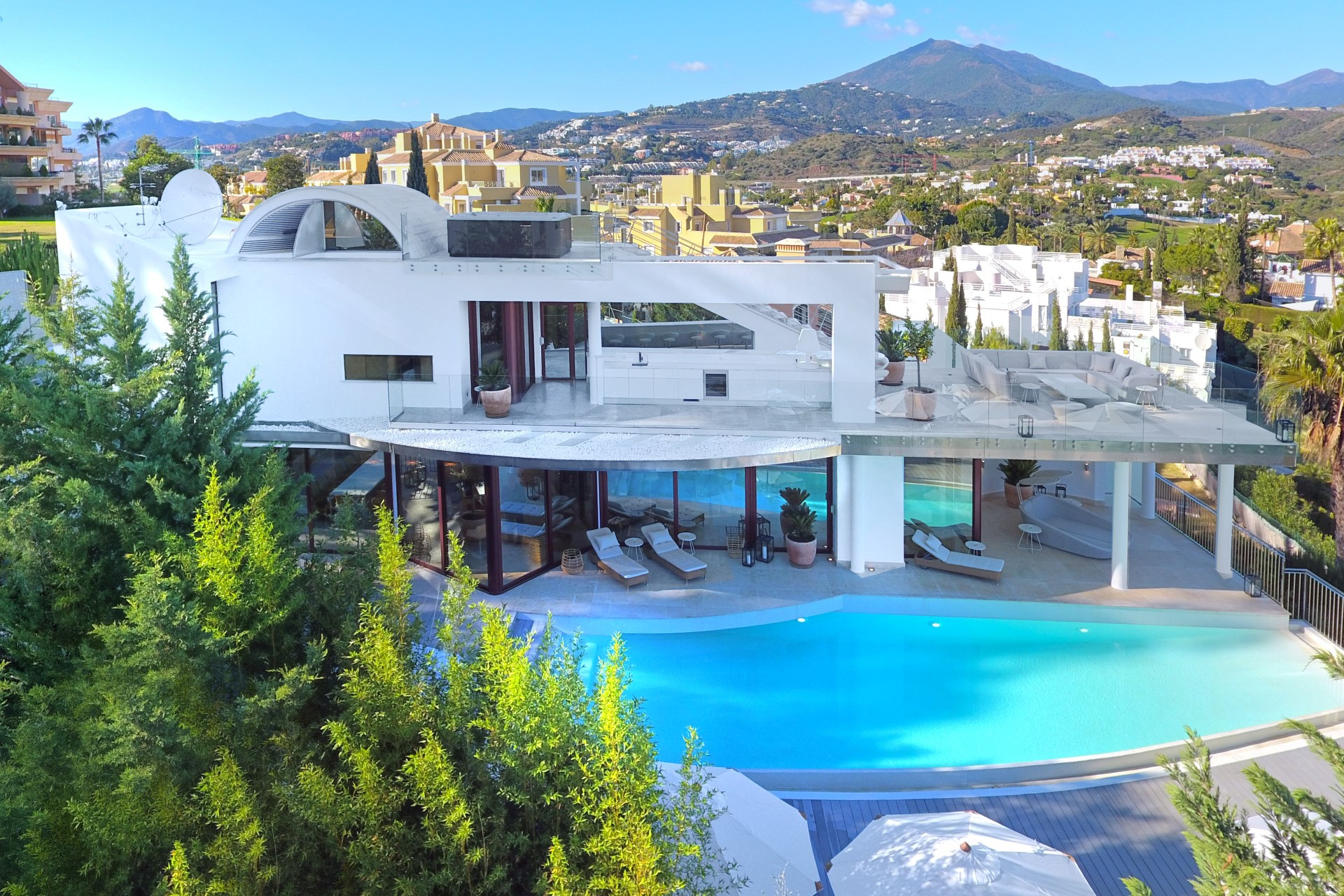 Espectacular villa moderna con vistas fantásticas en Nueva Andalucia