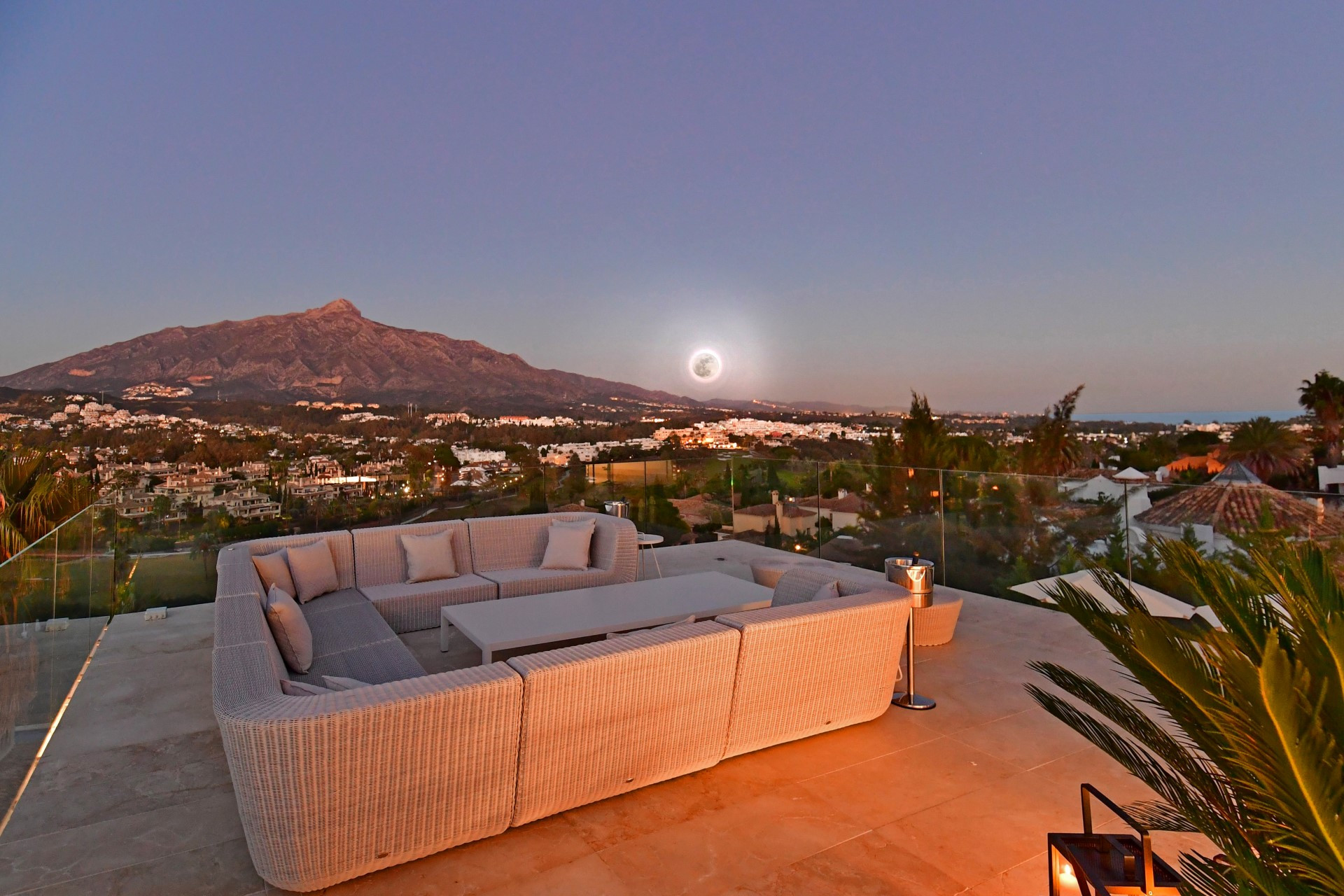 Espectacular villa moderna con vistas fantásticas en Nueva Andalucia