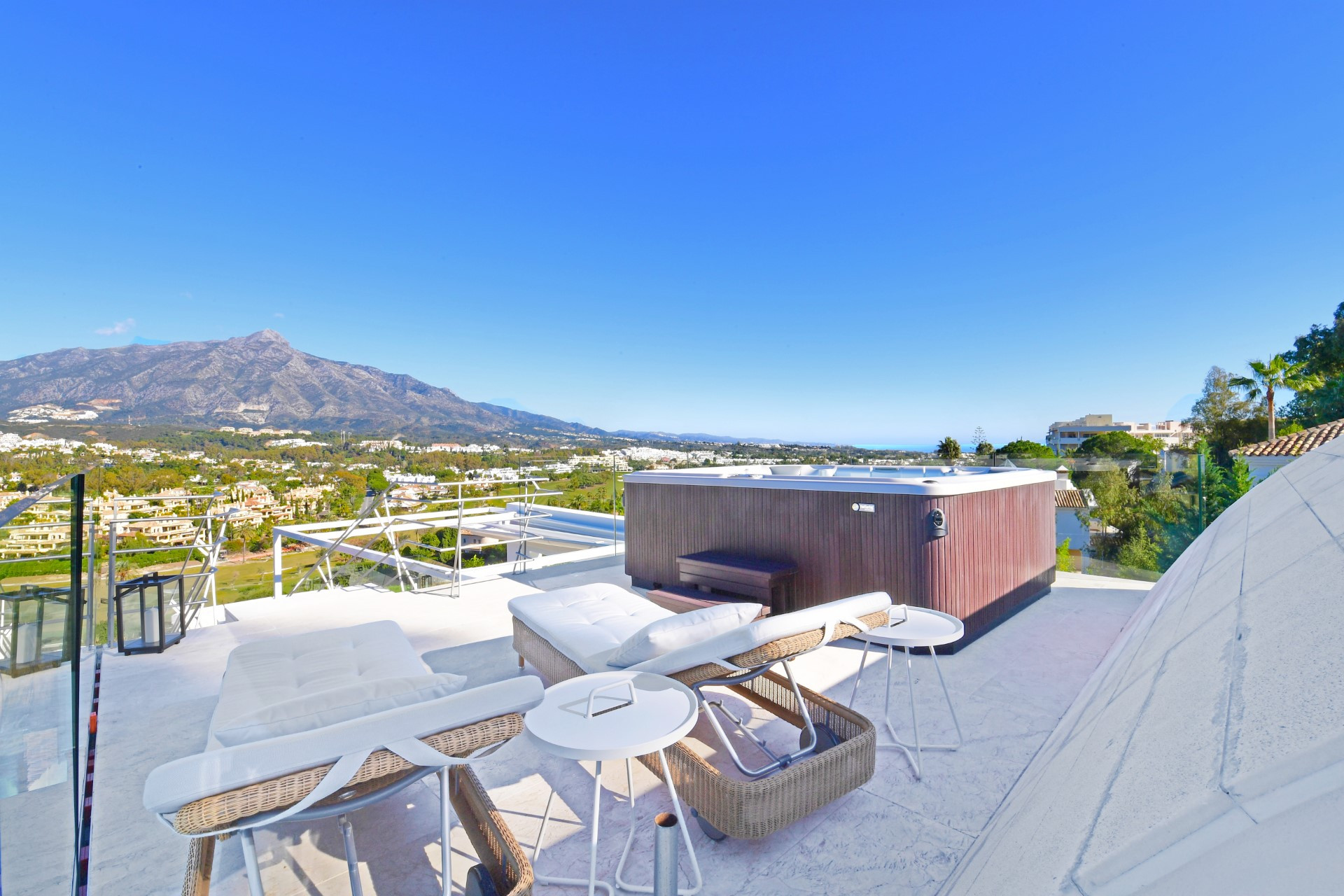 Espectacular villa moderna con vistas fantásticas en Nueva Andalucia