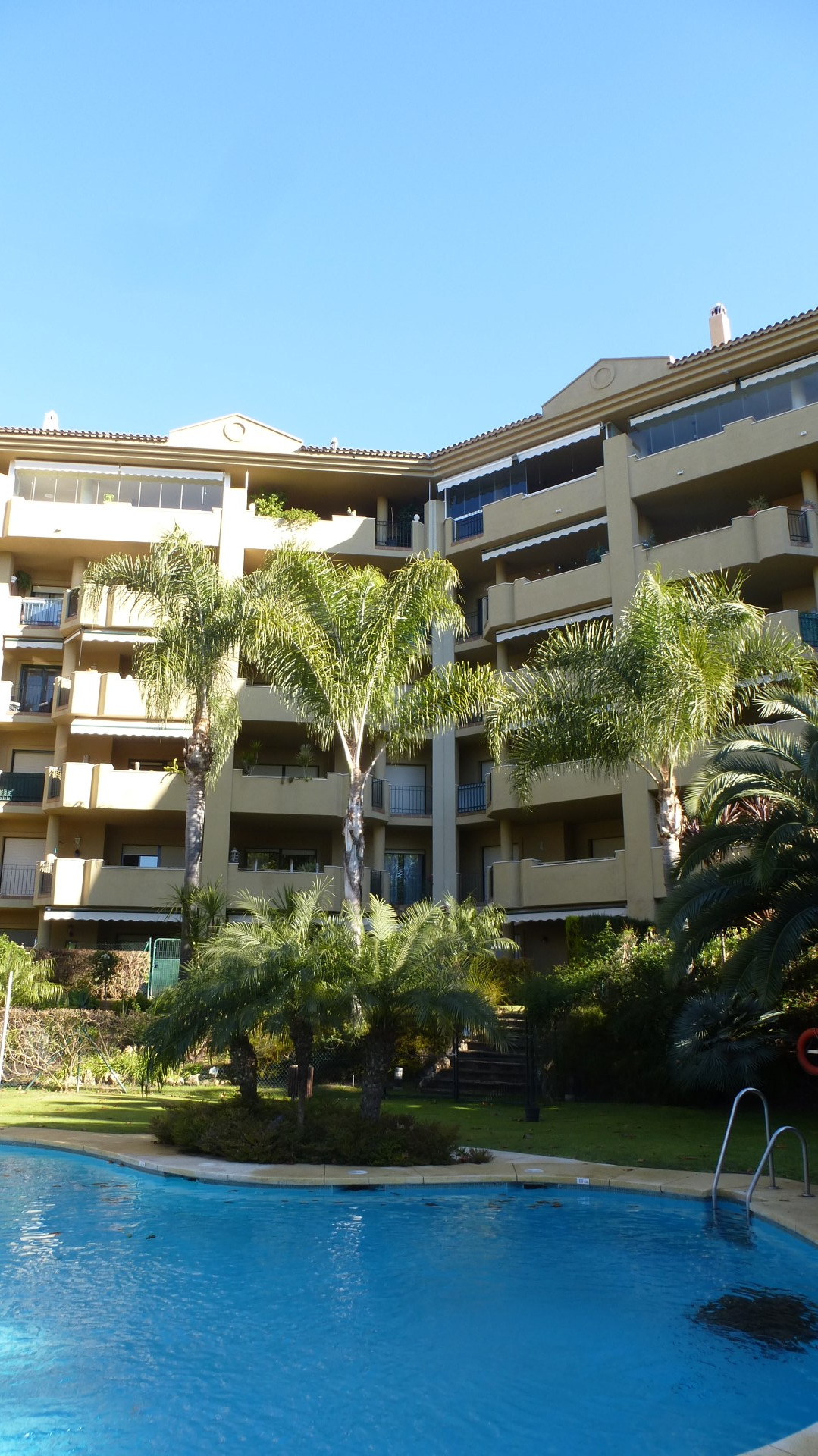 A stunning frontline golf 3 bedroom duplex penthouse in Guadalmina Alta