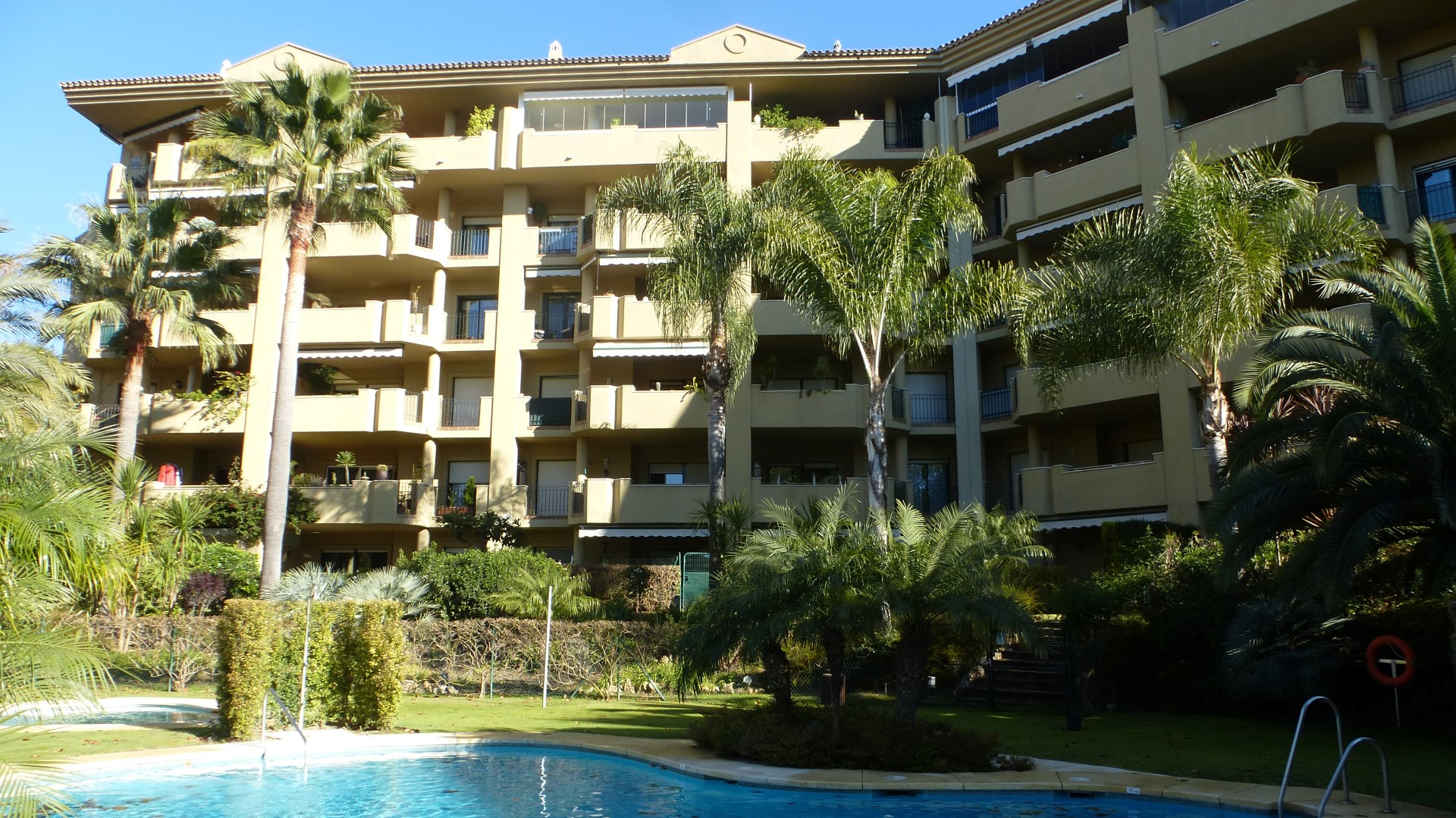 A stunning frontline golf 3 bedroom duplex penthouse in Guadalmina Alta