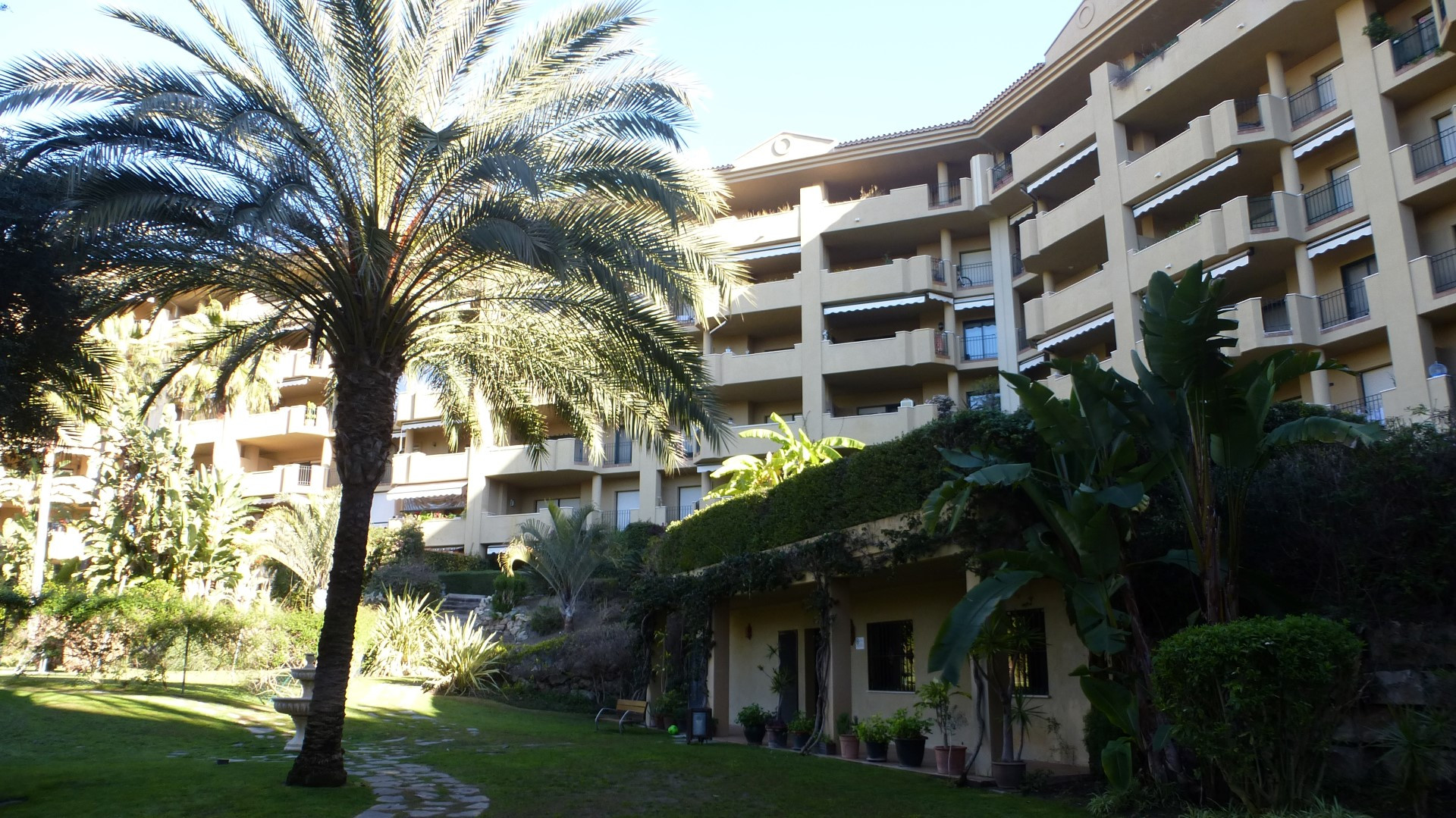 A stunning frontline golf 3 bedroom duplex penthouse in Guadalmina Alta