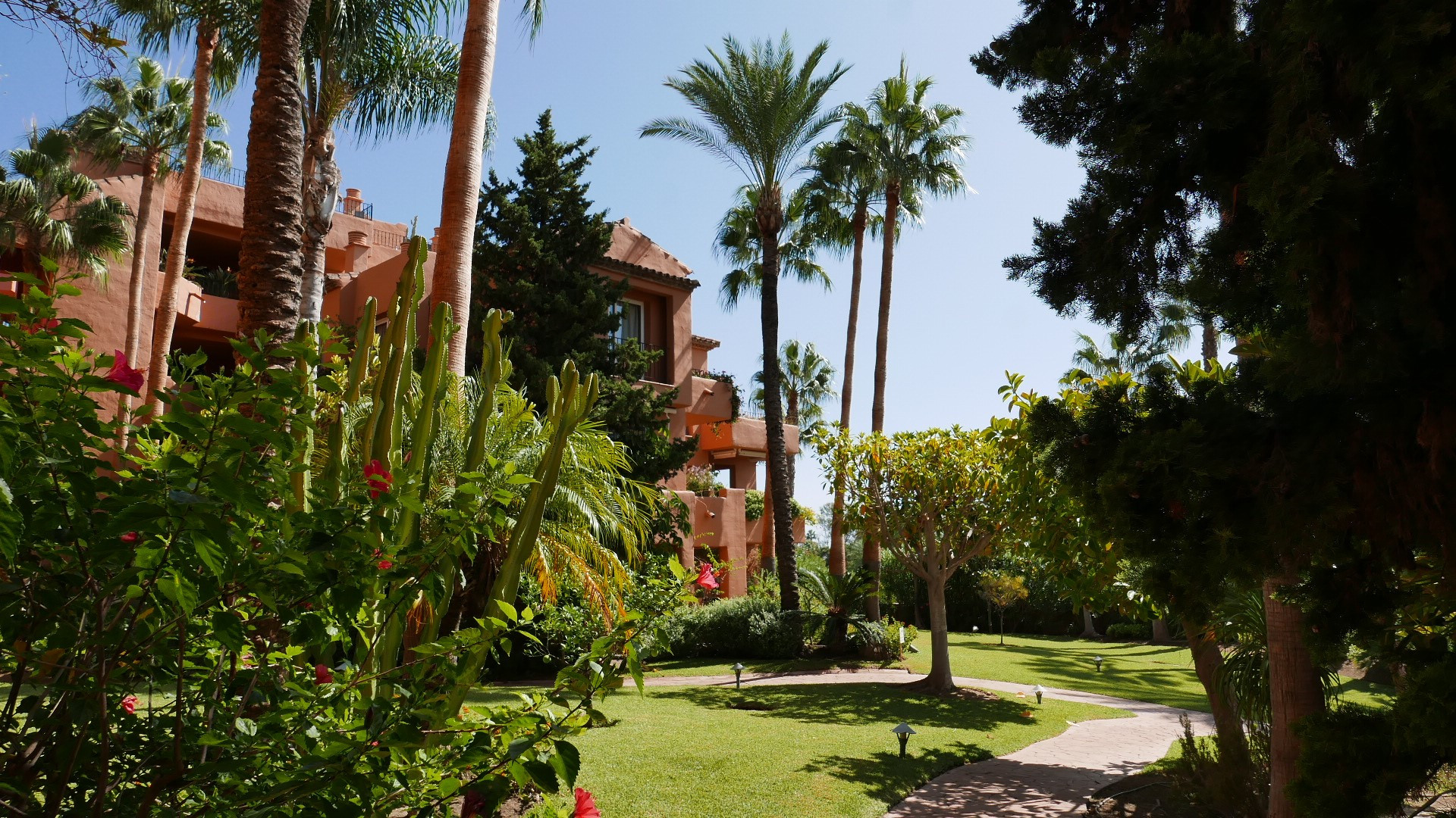 Modern penthouse with panoramic sea views in Oasis de Marbella, Marbella Golden Mile