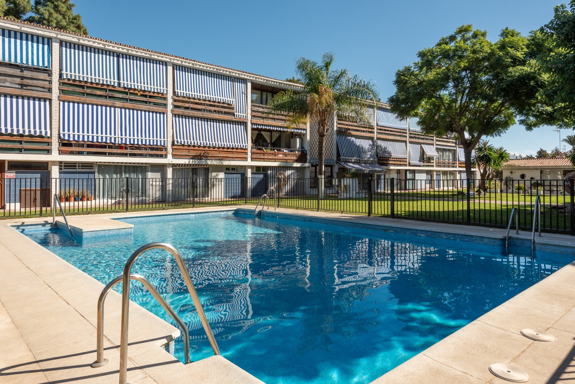 Fully renovated groundfloor beachside apartment in Cortijo Blanco