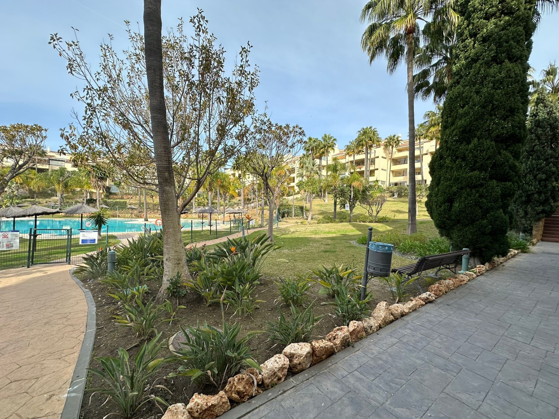 Lujoso ático dúplex de 4 dormitorios en Bahía de Marbella, Marbella Este