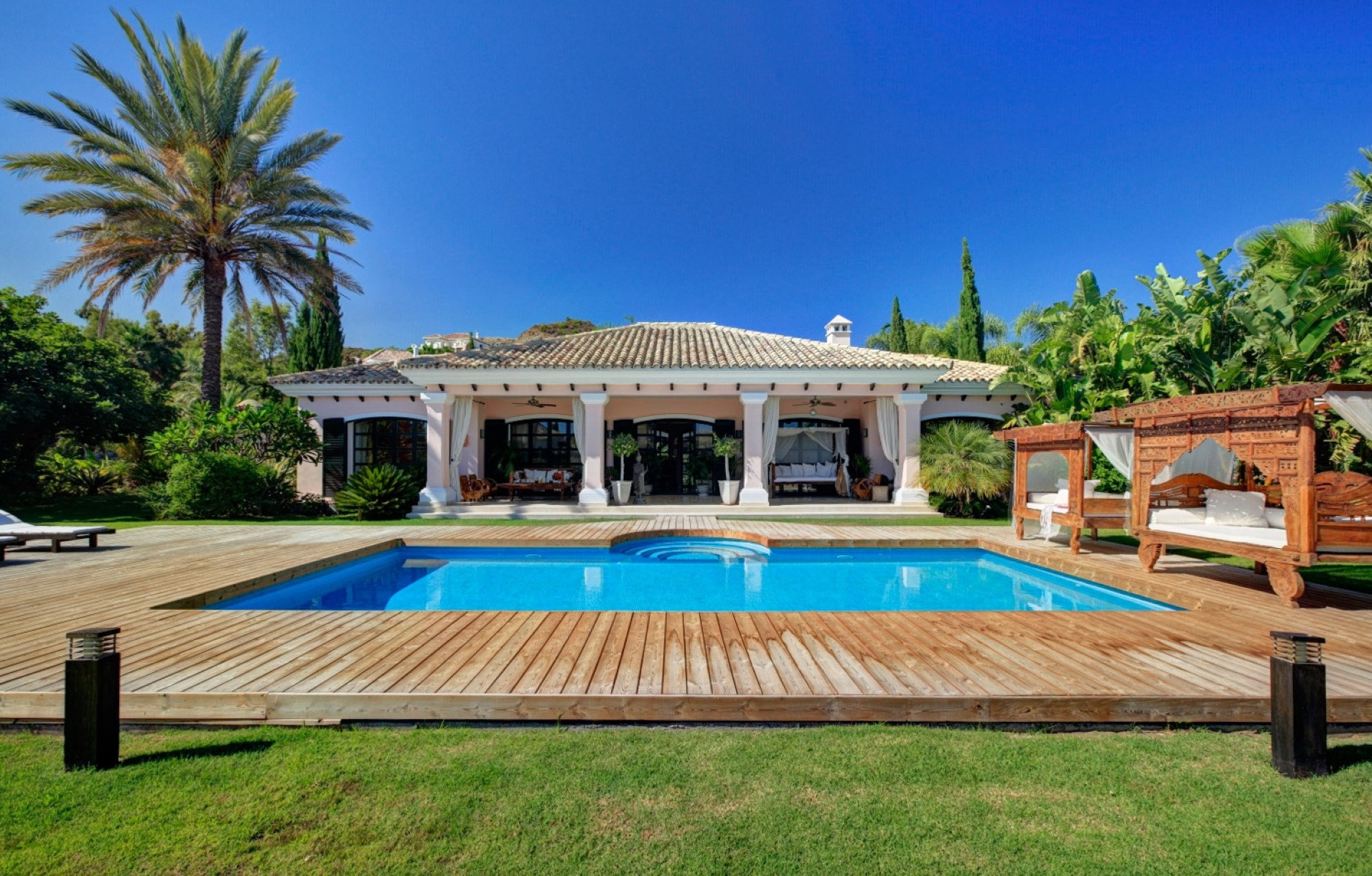 Lujosa Villa de estilo andaluz con 5 dormitorios en Vega del Colorado, Benahavis