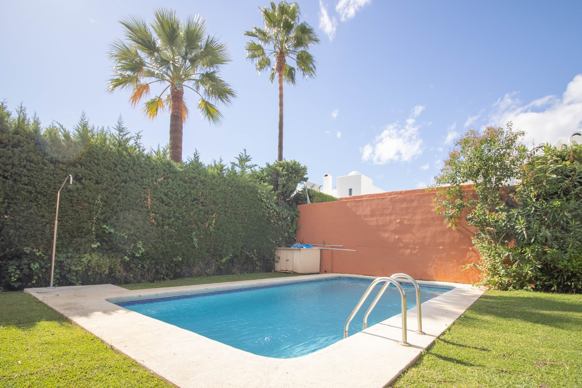 Villa familiar con amplio jardín y piscina en Nueva Andalucía