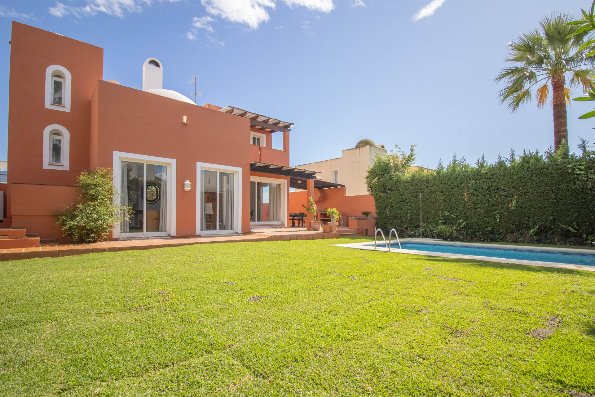 Villa familiar con amplio jardín y piscina en Nueva Andalucía