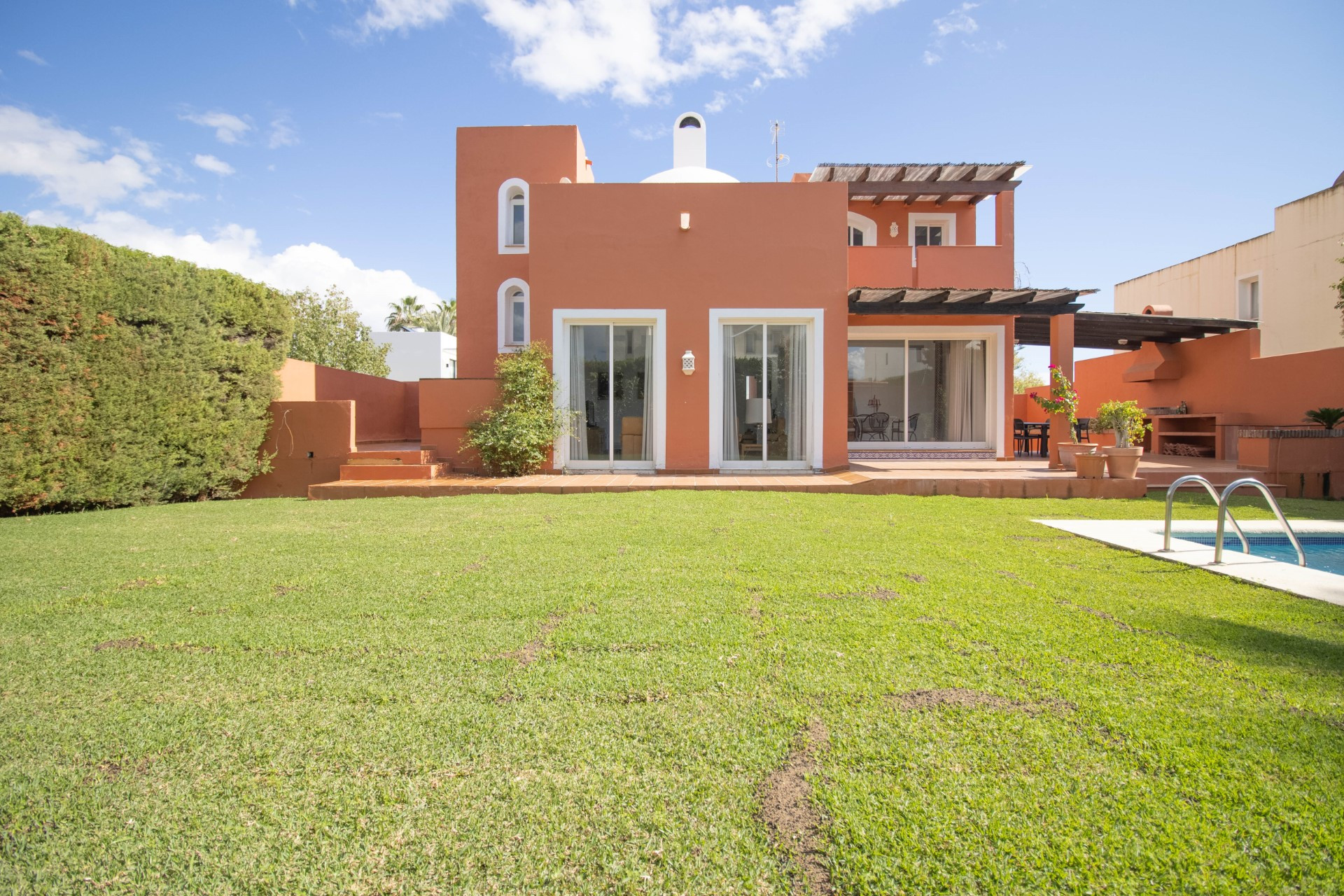 Villa familiar con amplio jardín y piscina en Nueva Andalucía