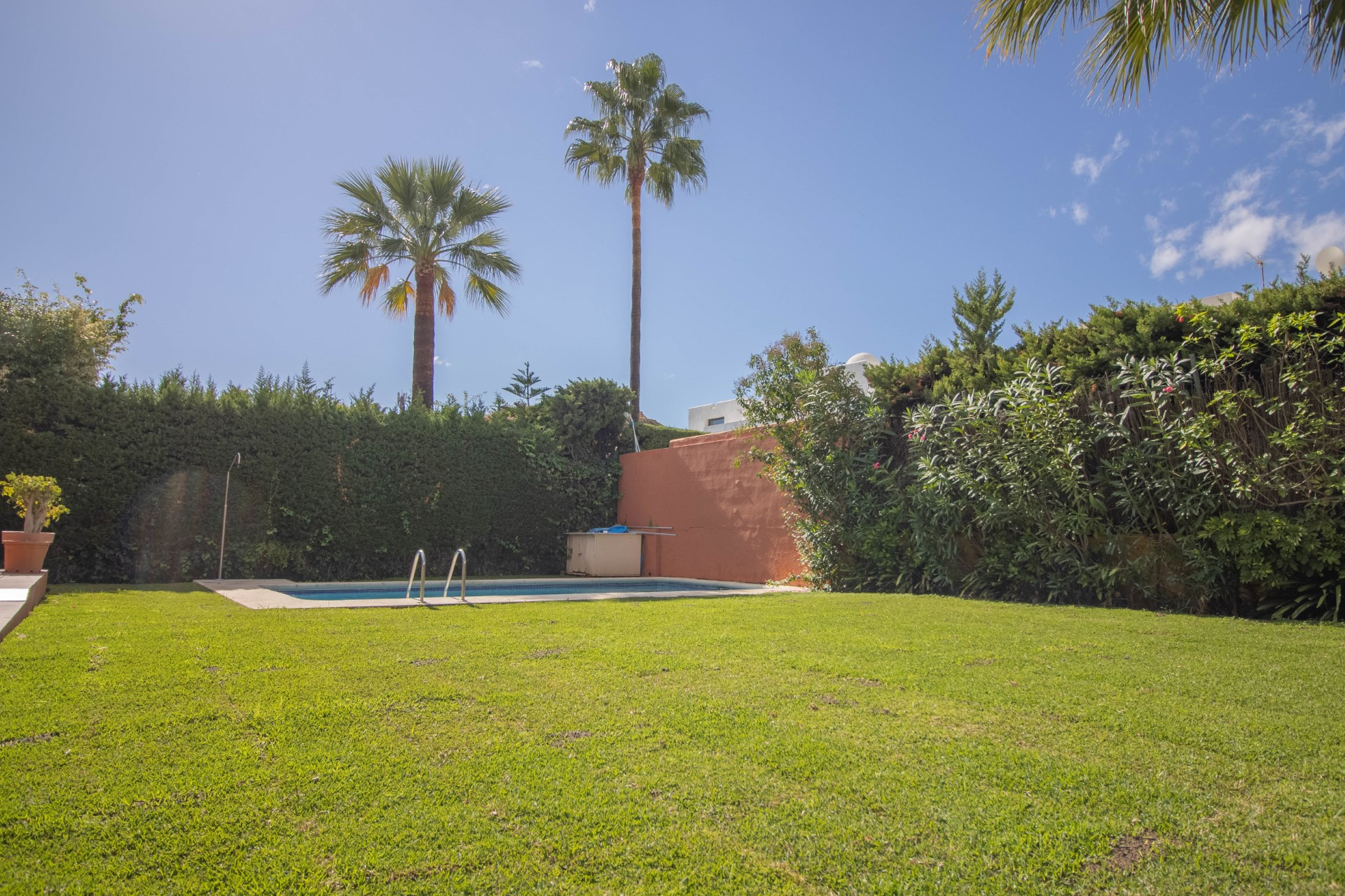 Family villa with spacious garden and swimming pool in Nueva Andalucia