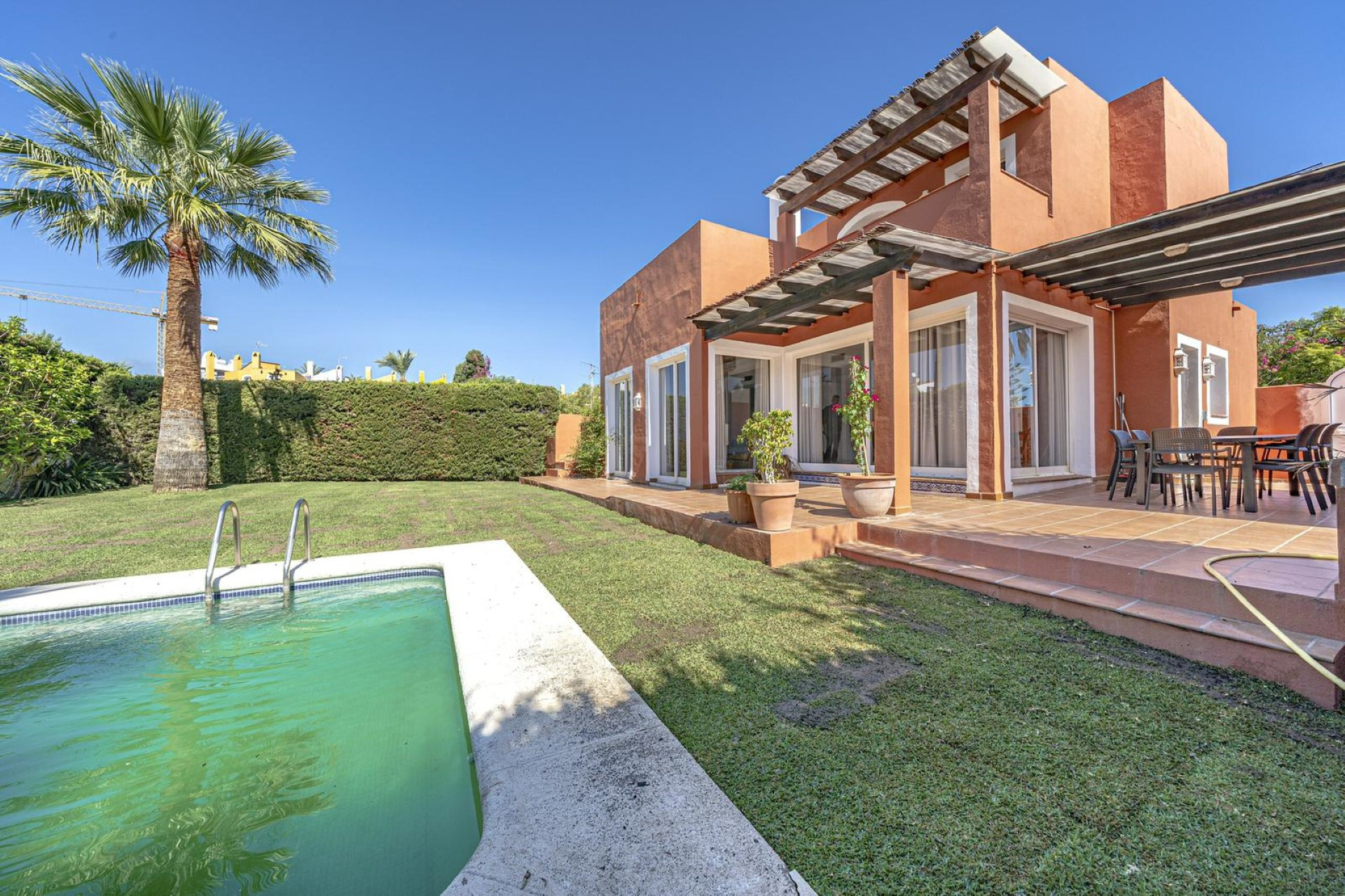 Villa familiar con amplio jardín y piscina en Nueva Andalucía