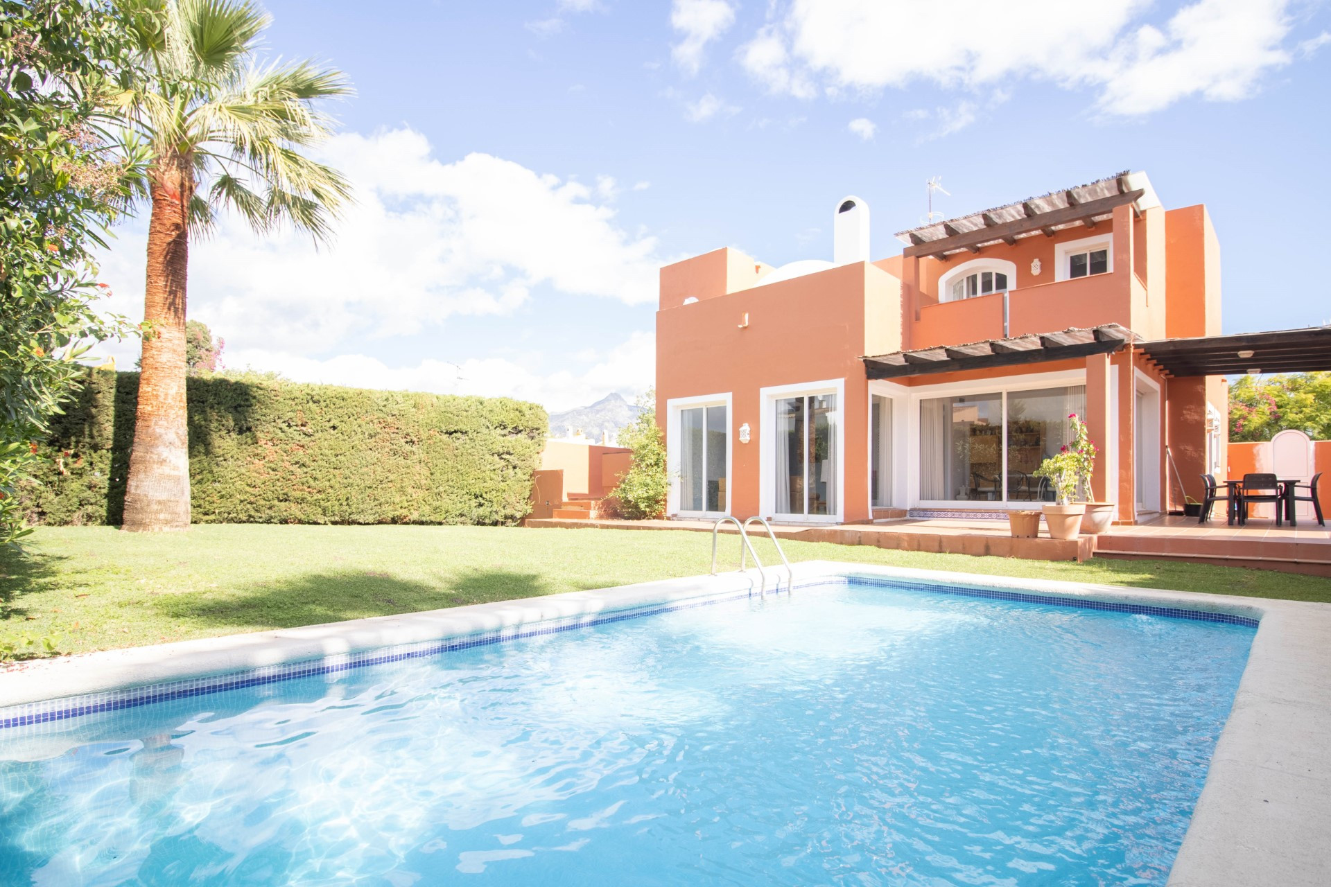 Villa familiar con amplio jardín y piscina en Nueva Andalucía