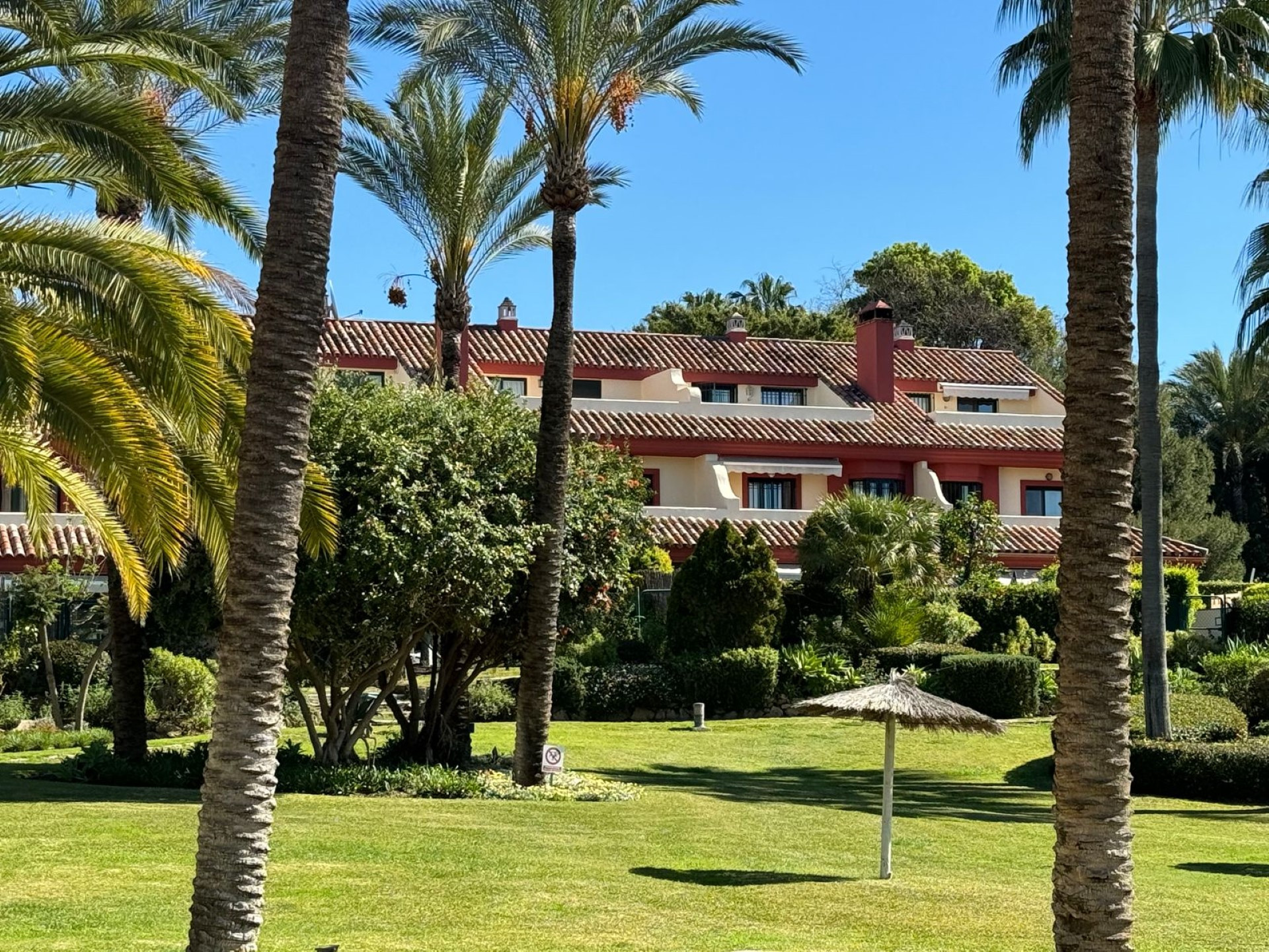 Lujoso adosado de 5 dormitorios en Jardines de Doña Maria, Milla de Oro de Marbella