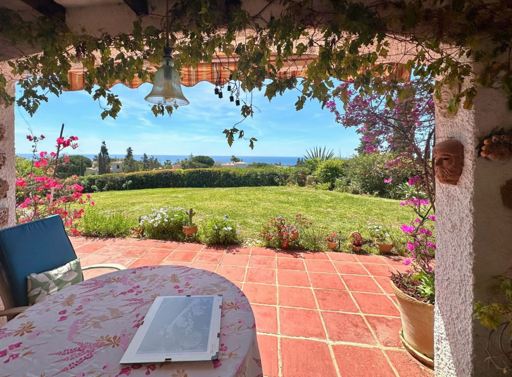 Villa de 4 dormitorios con vistas panorámicas al mar en El Rosario, Marbella Este