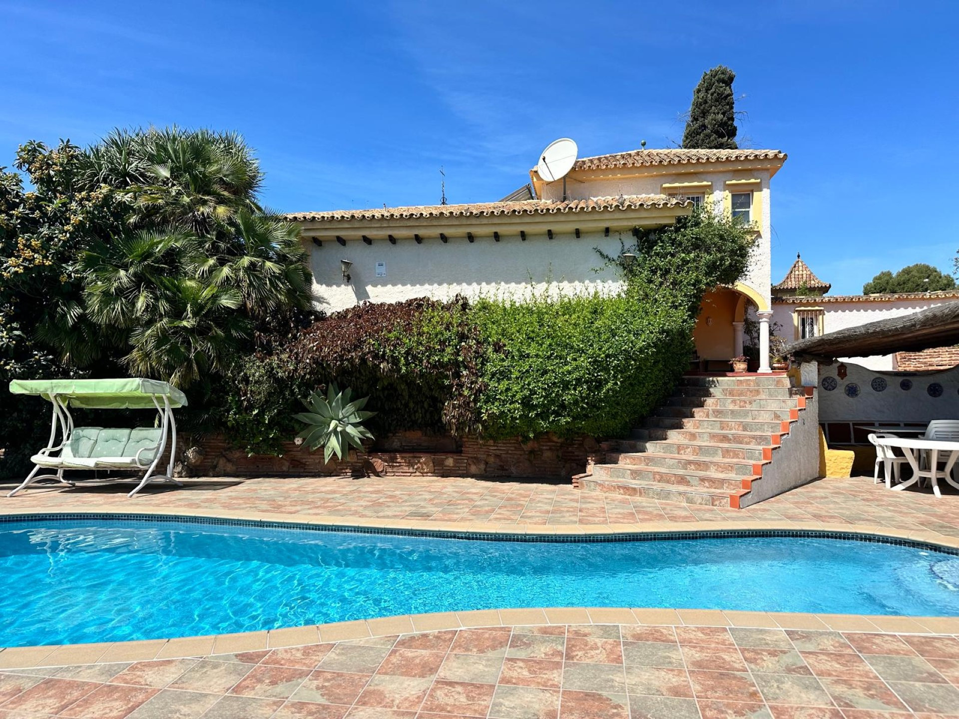 Villa de 4 dormitorios con vistas panorámicas al mar en El Rosario, Marbella Este