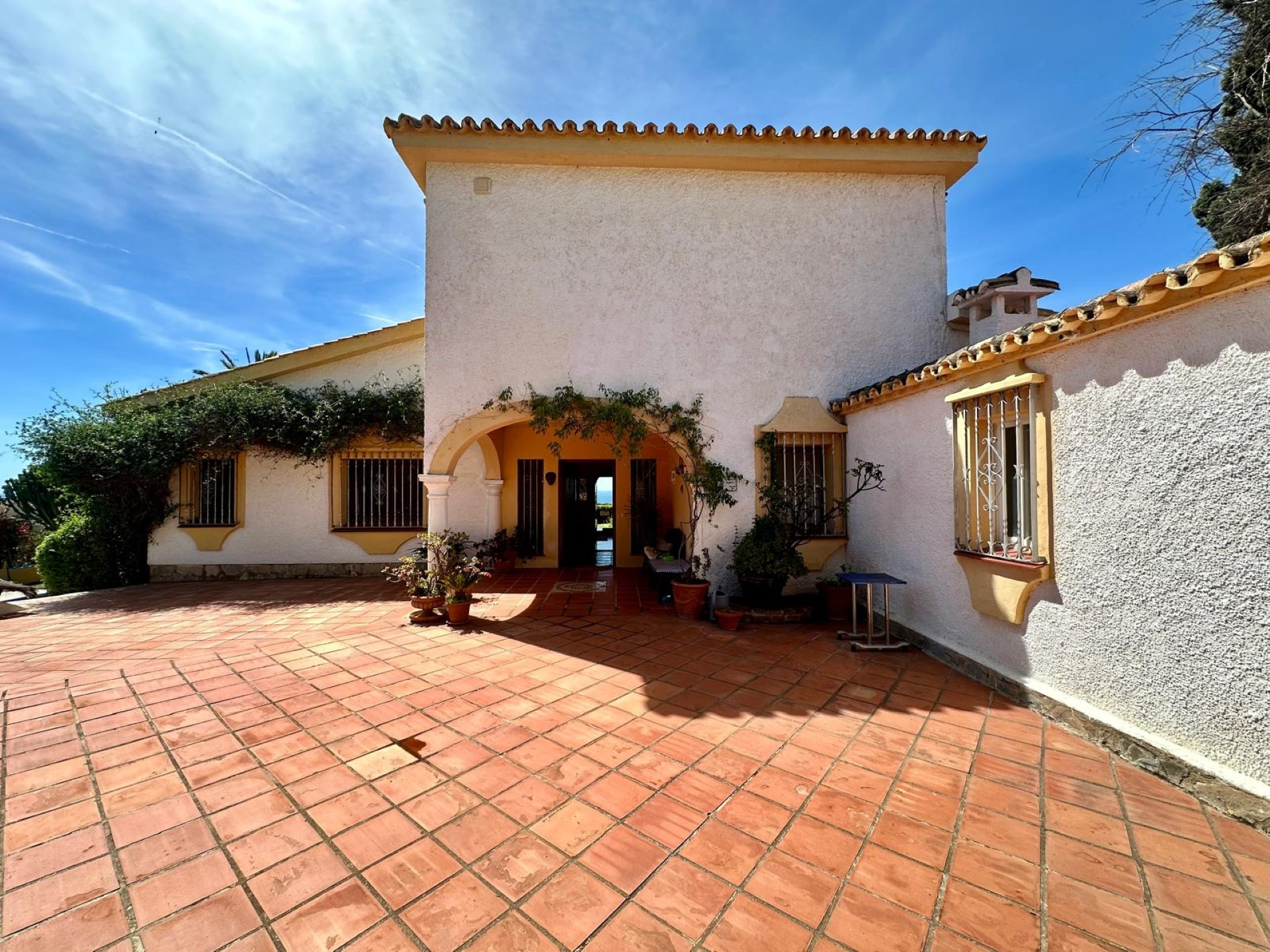 Villa de 4 dormitorios con vistas panorámicas al mar en El Rosario, Marbella Este