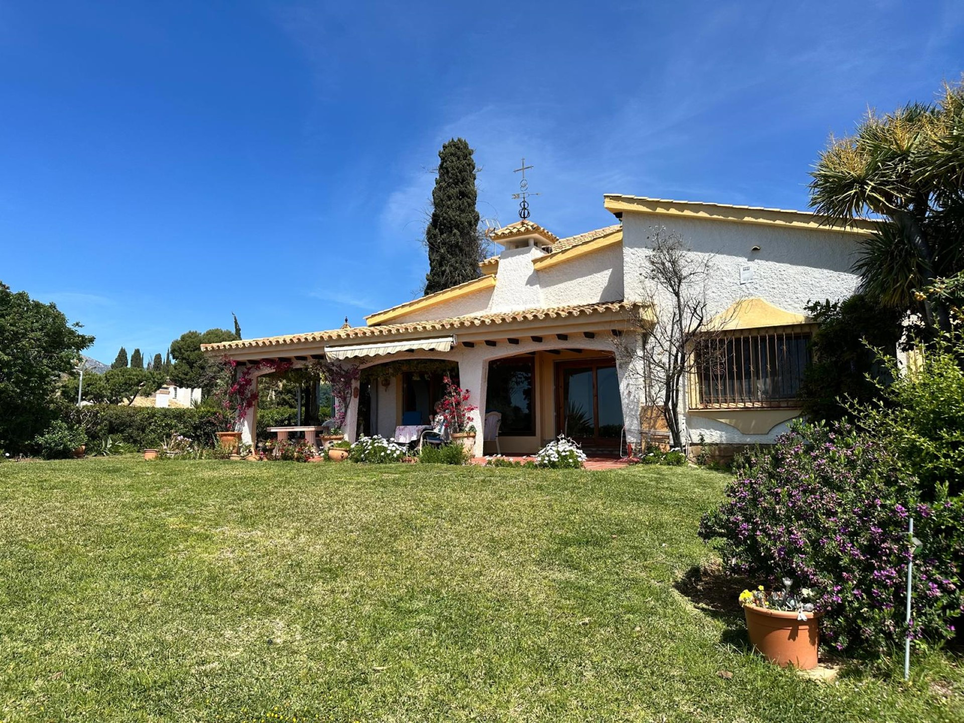 Villa de 4 dormitorios con vistas panorámicas al mar en El Rosario, Marbella Este