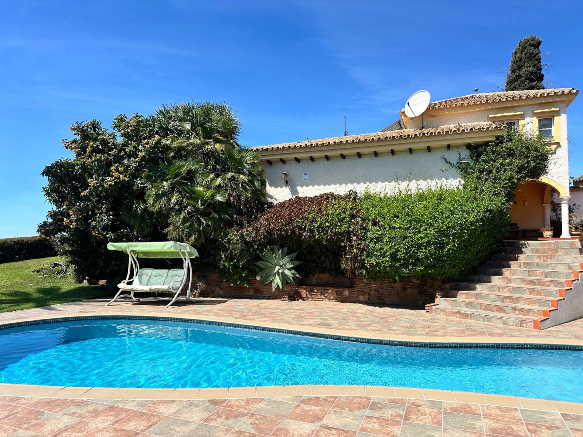 Villa de 4 dormitorios con vistas panorámicas al mar en El Rosario, Marbella Este