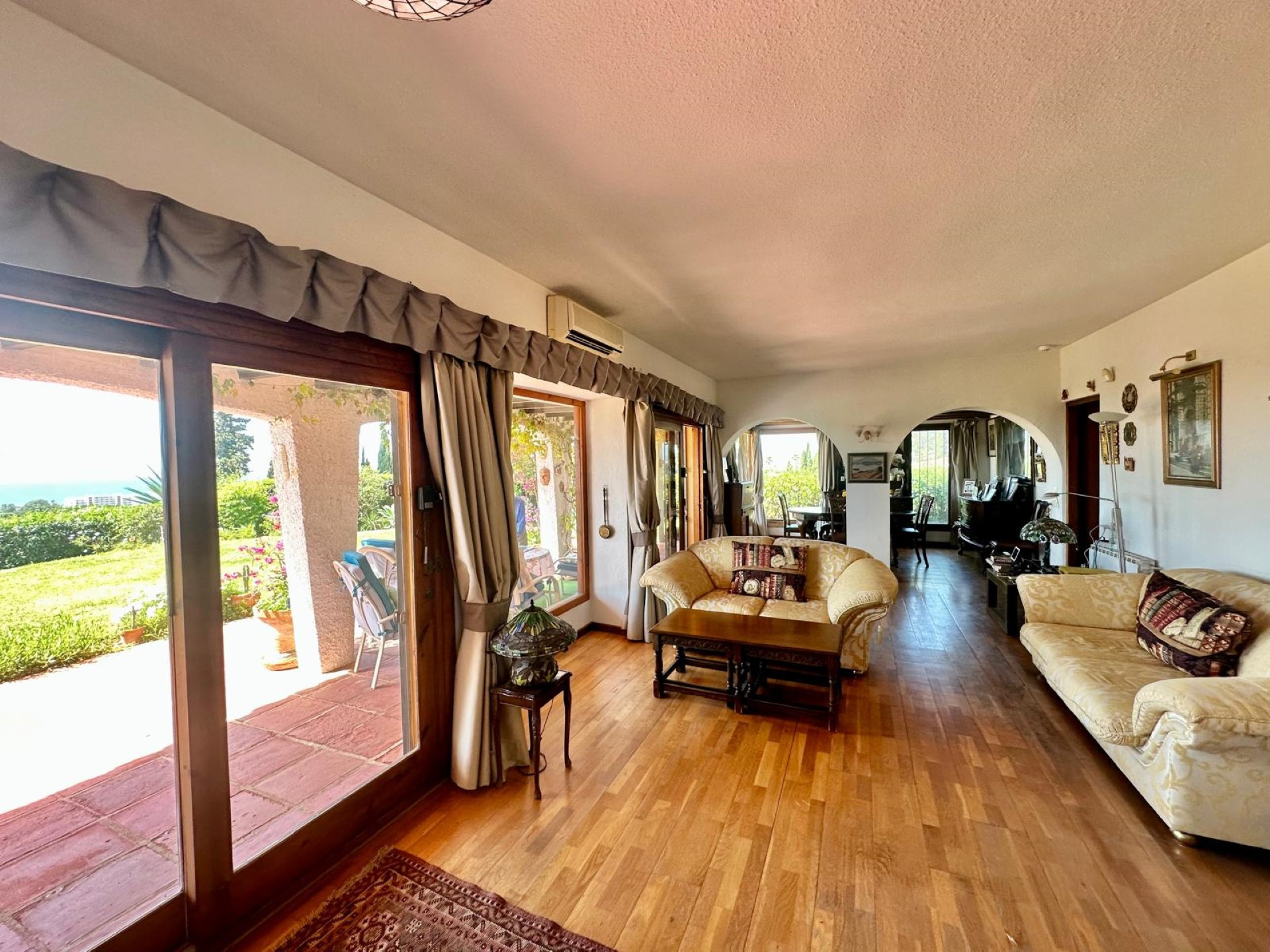 Villa de 4 dormitorios con vistas panorámicas al mar en El Rosario, Marbella Este