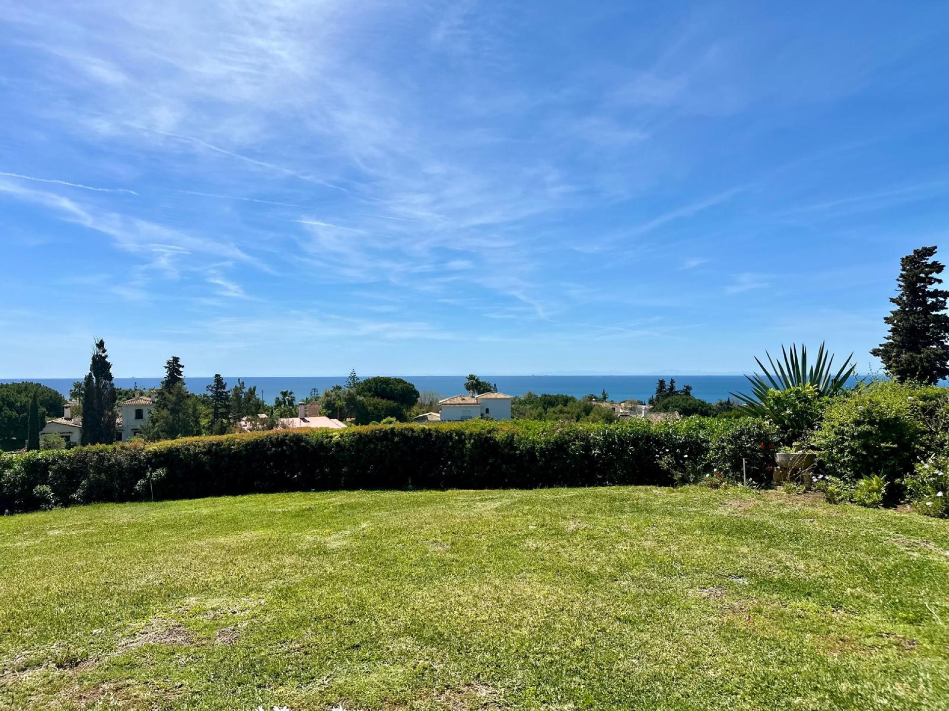 Villa de 4 dormitorios con vistas panorámicas al mar en El Rosario, Marbella Este