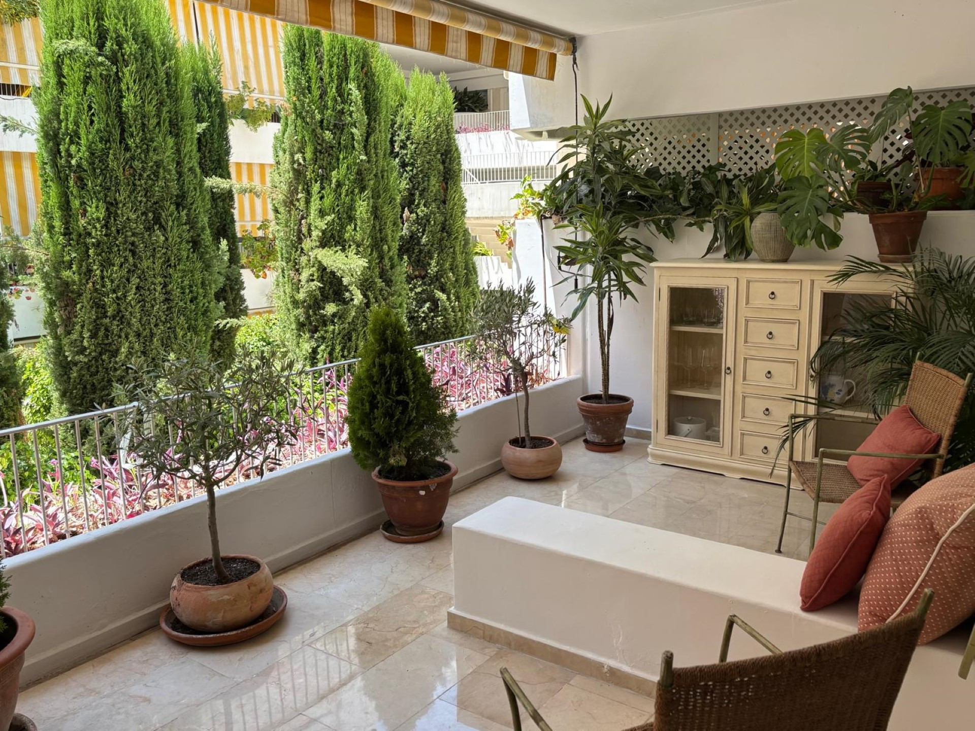 Elegante apartamento de 3 dormitorios en Las Terrazas de Las Lomas De Marbella Club