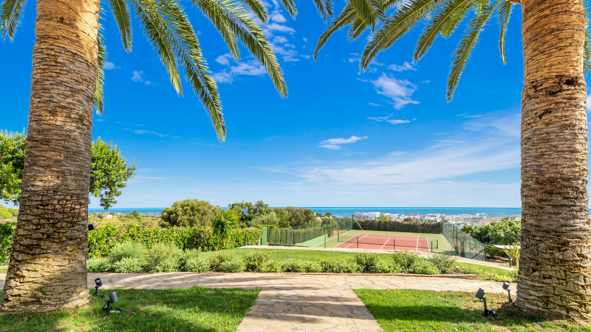 Impresionante villa reformada con casa de invitados y vistas panorámicas en Los Reales, Estepona